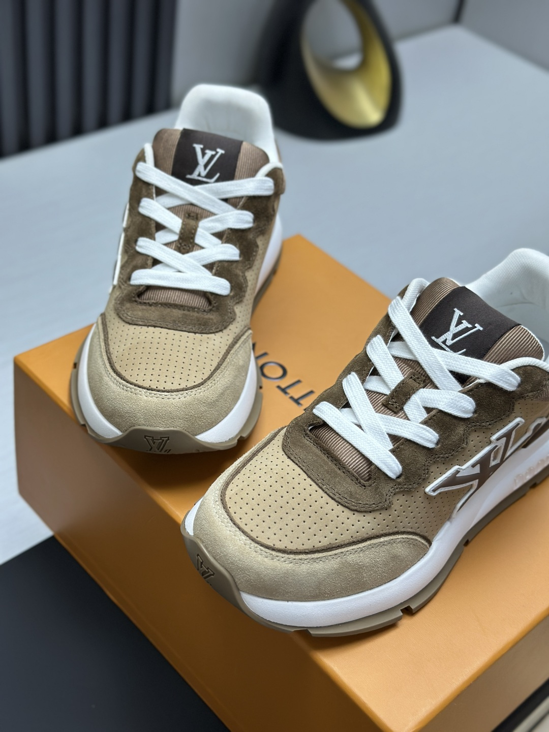 LV shoe