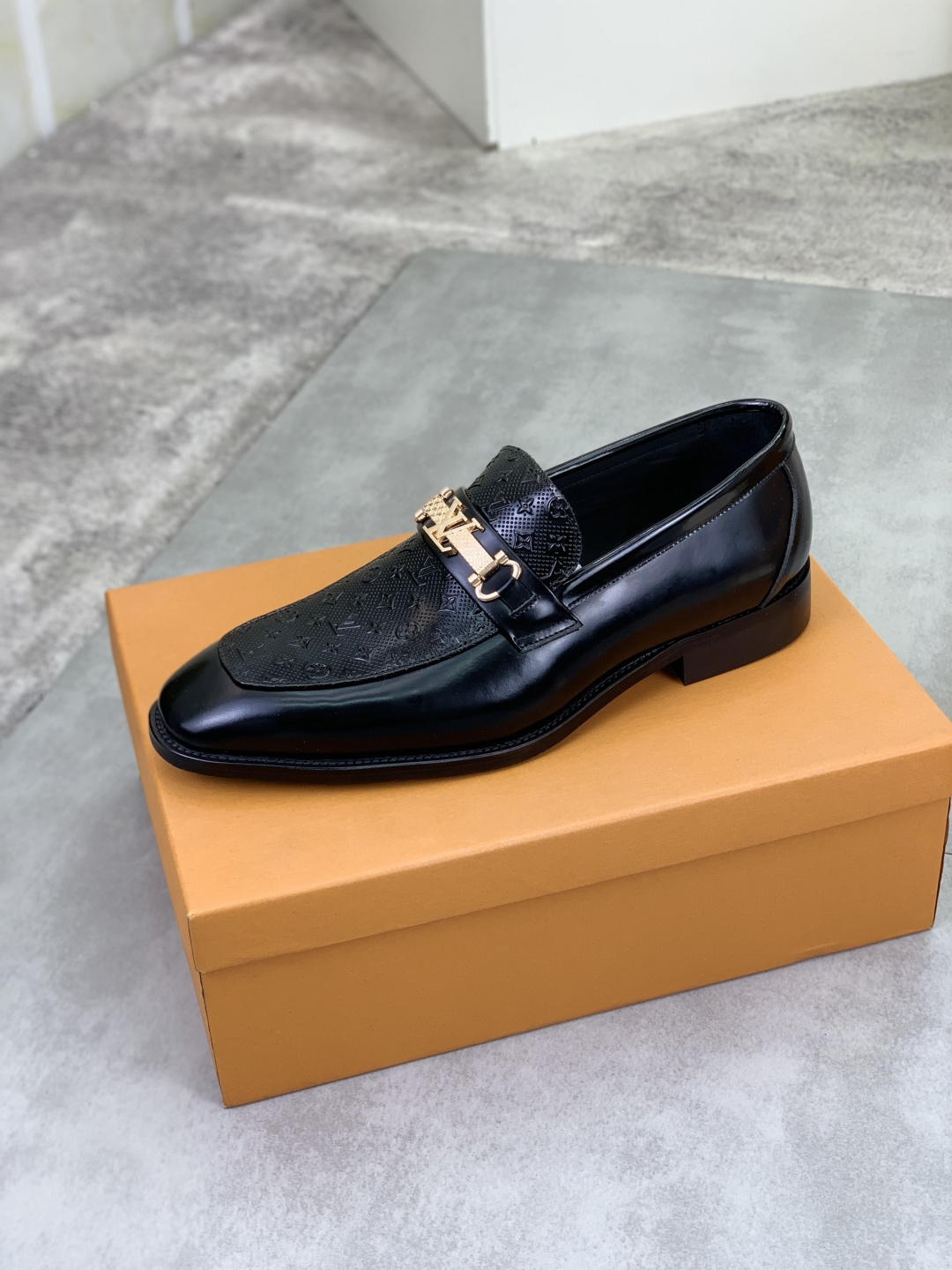 LV shoe