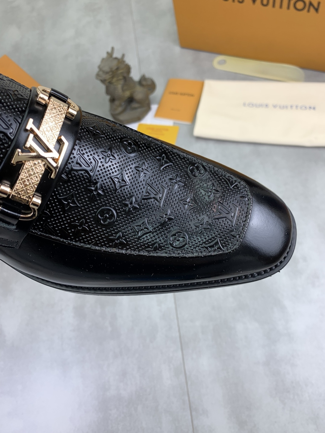 LV shoe