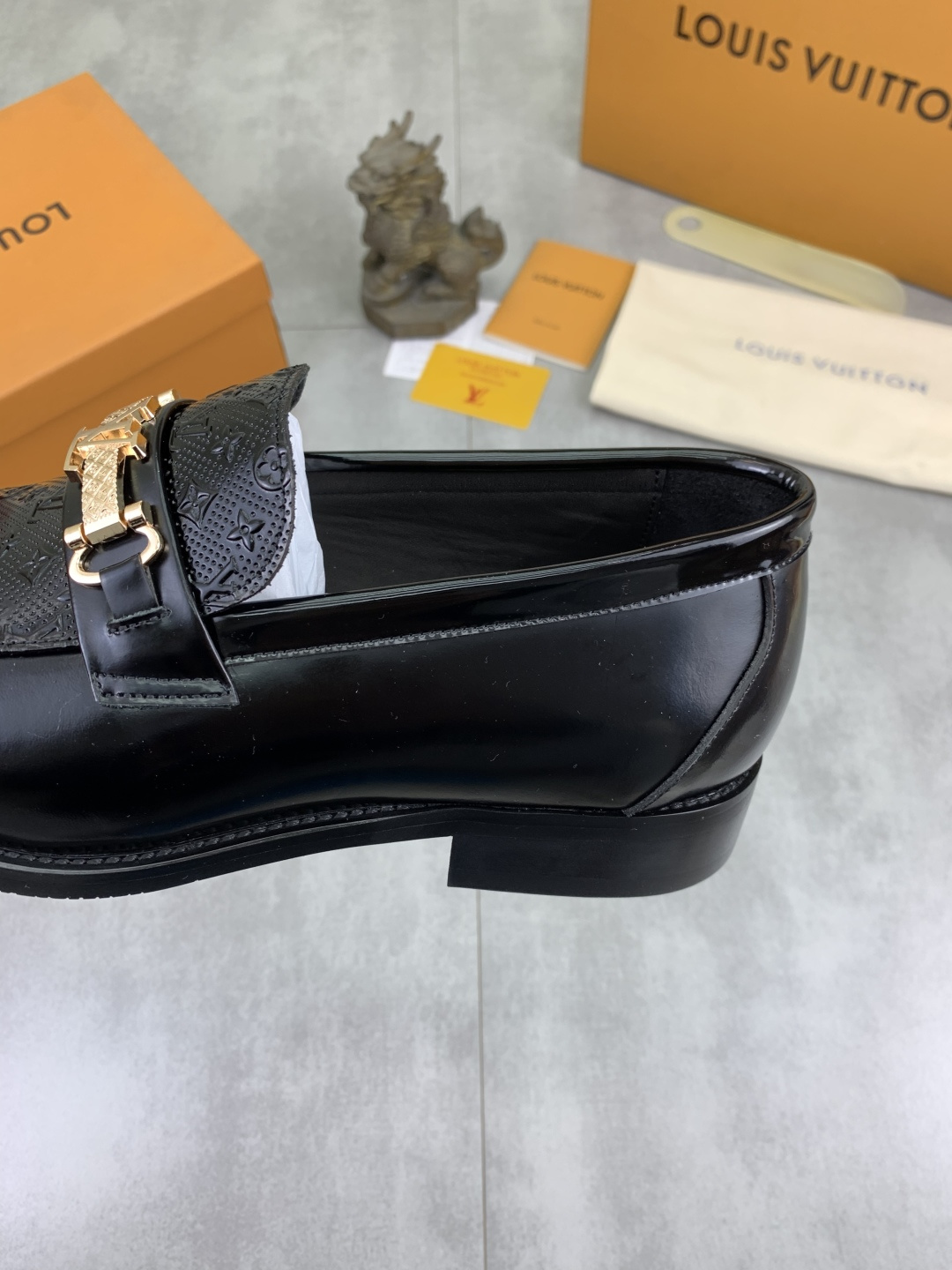 LV shoe