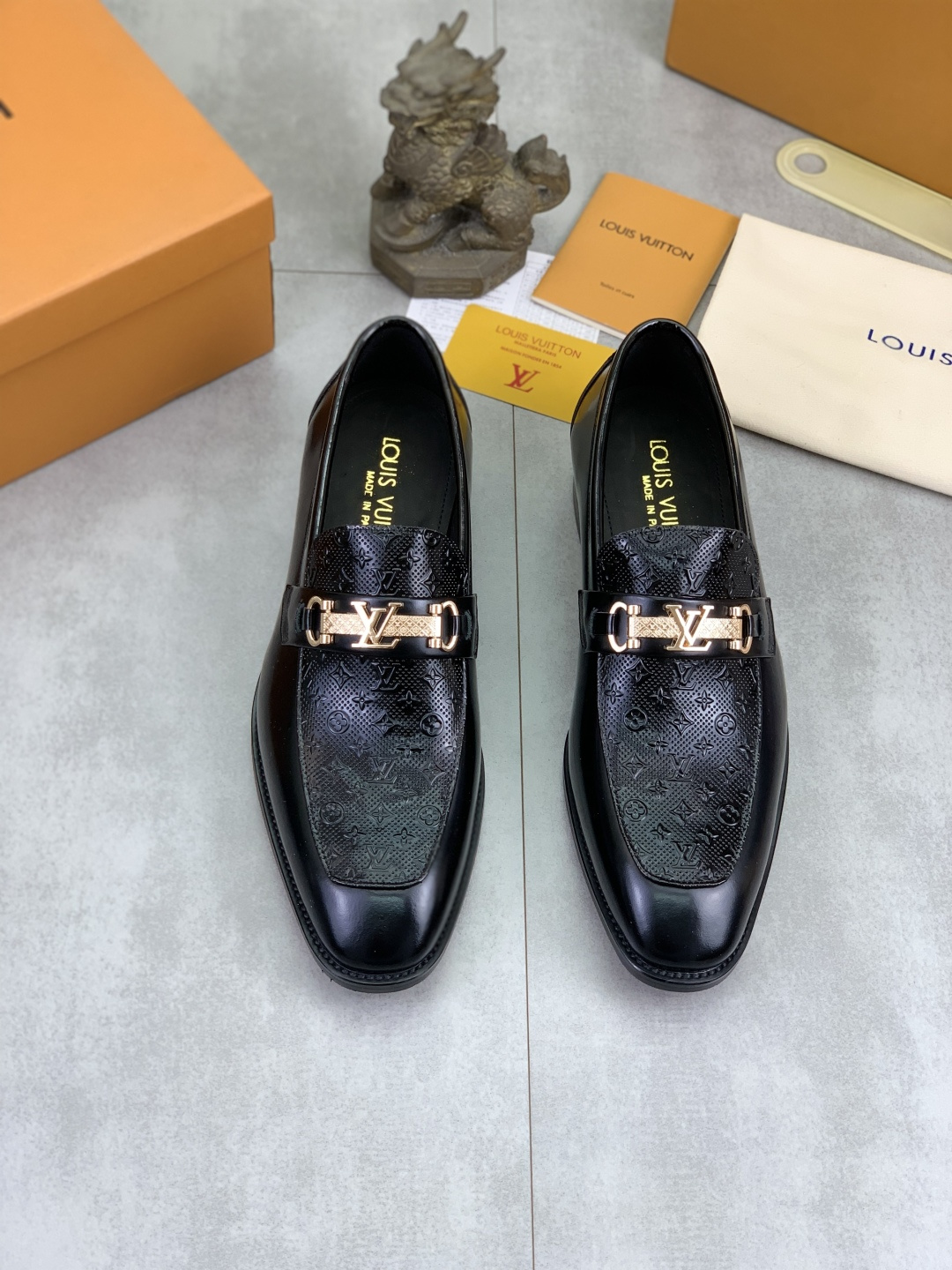 LV shoe