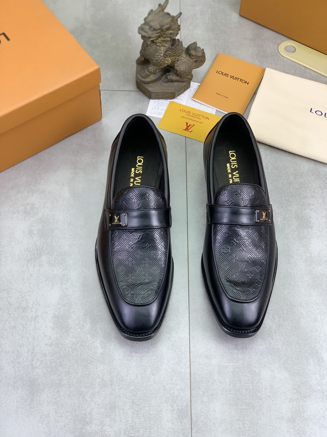 LV shoe