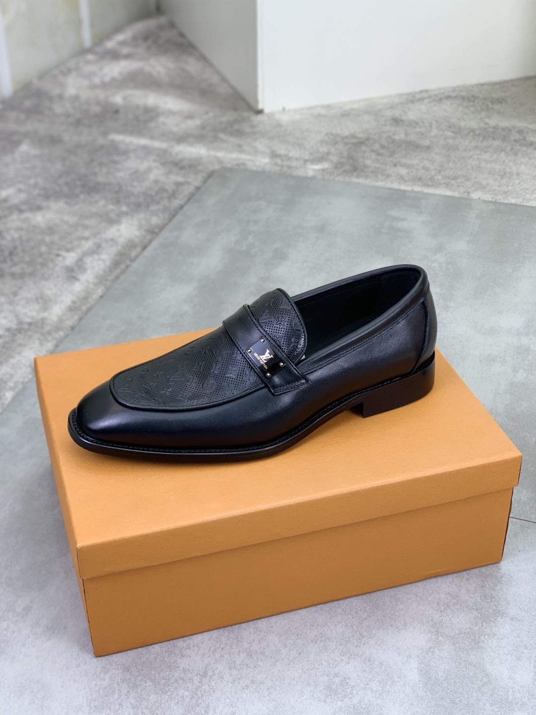 LV shoe