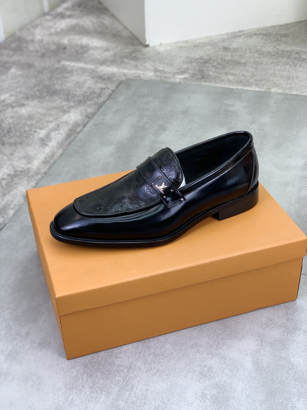 LV shoe