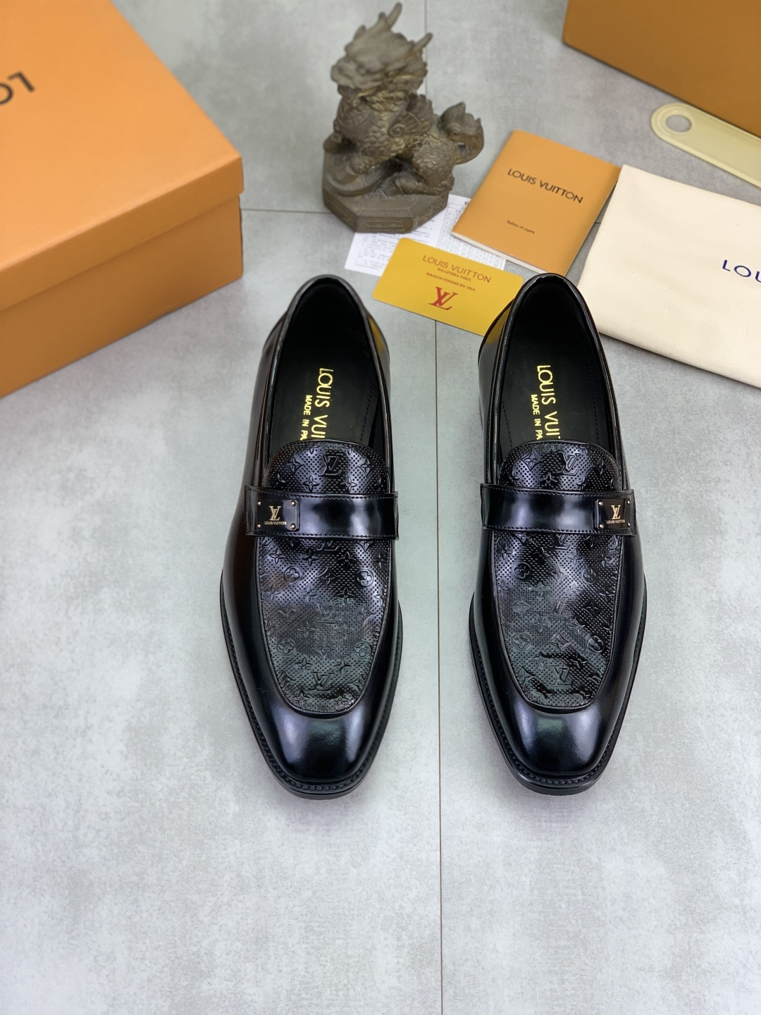 LV shoe