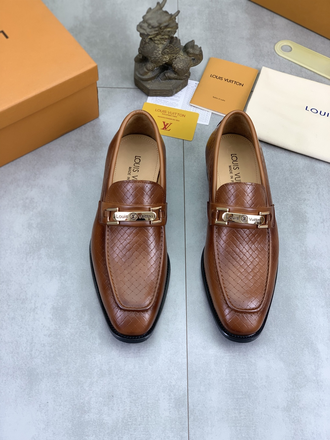 LV shoe