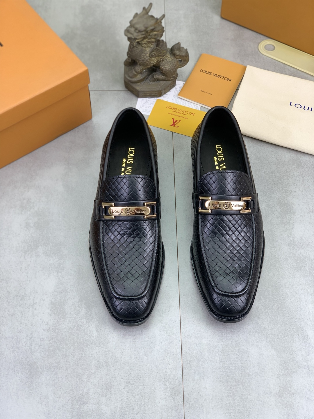 LV shoe