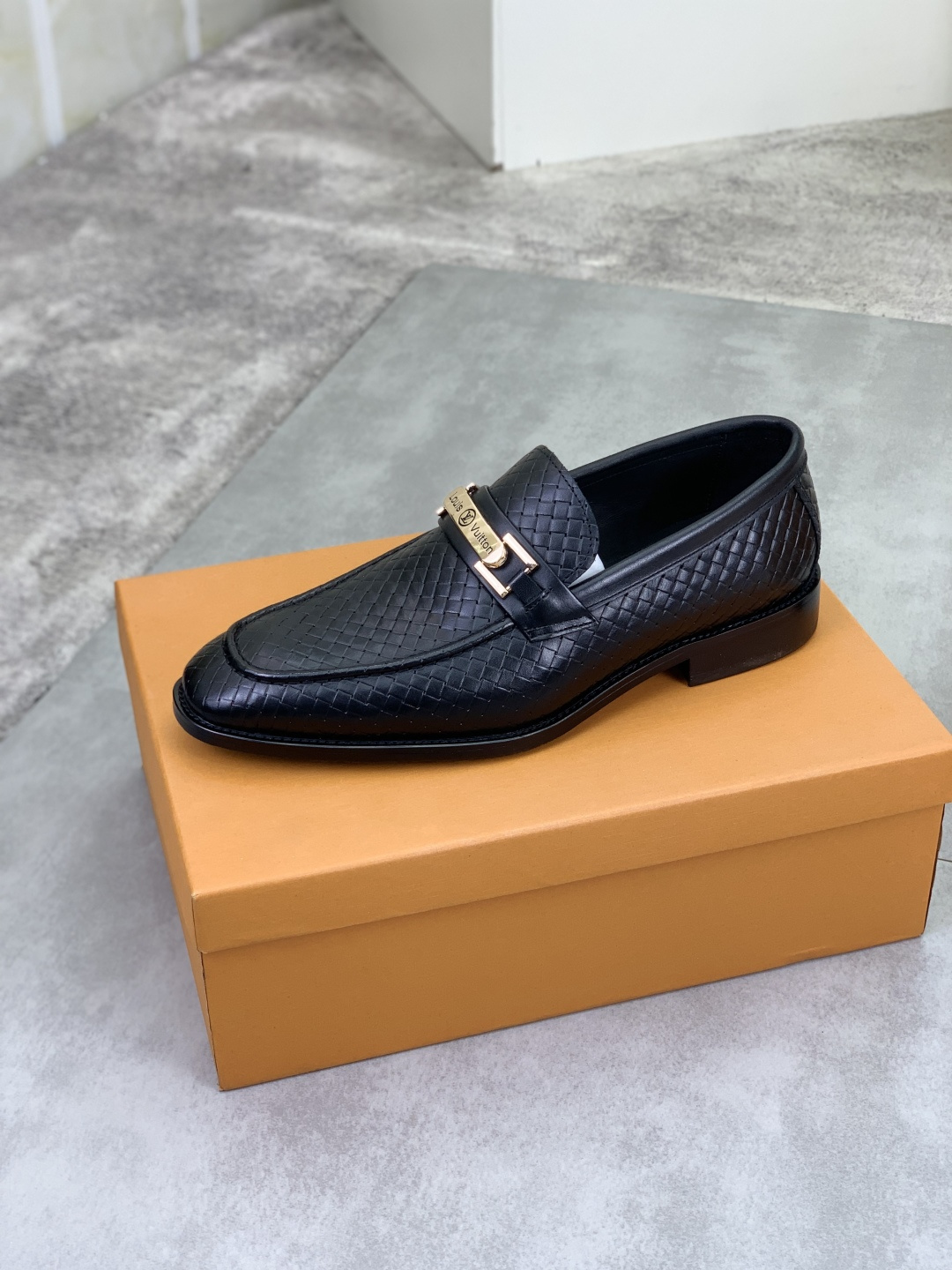 LV shoe