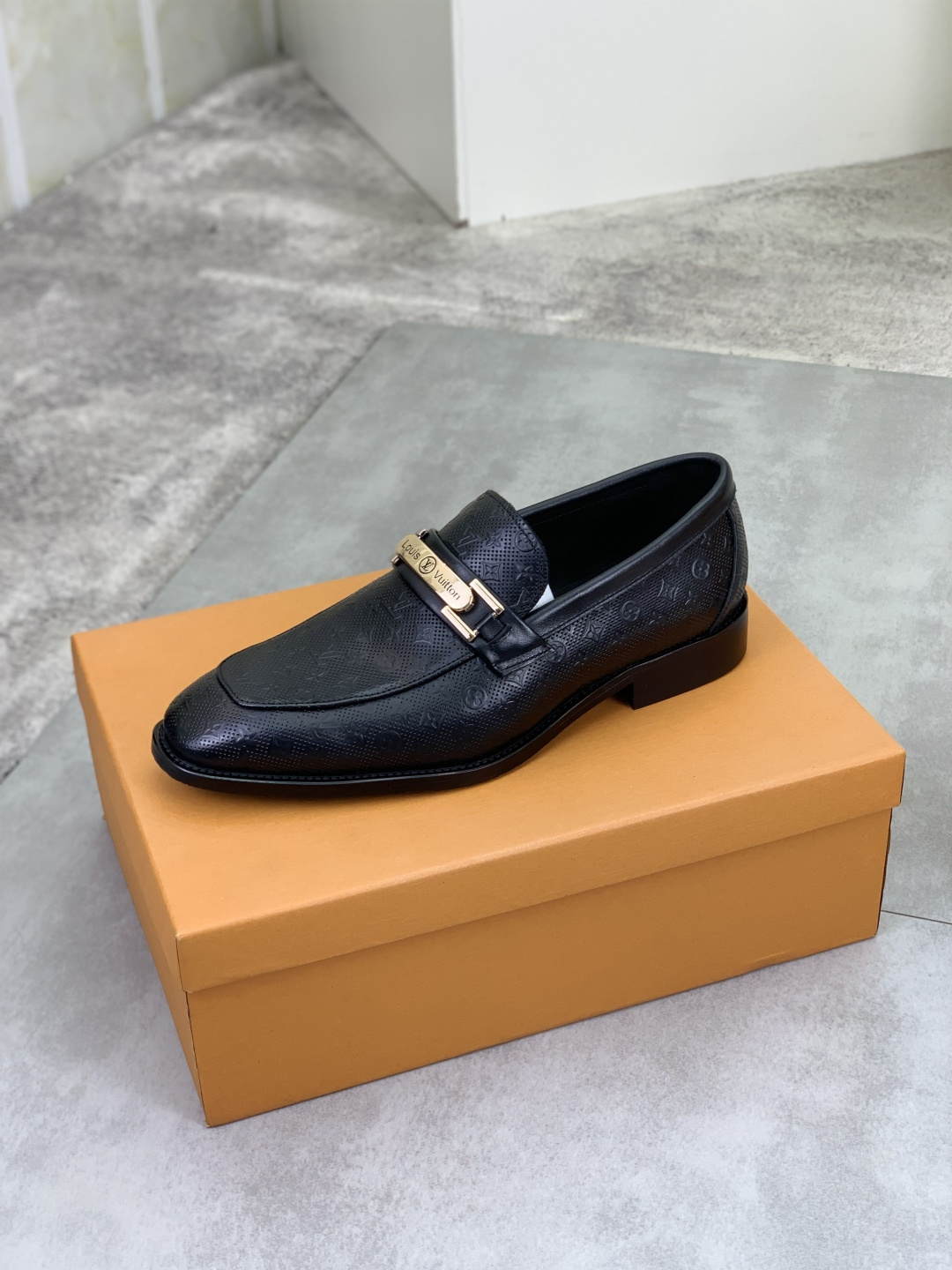 LV shoe