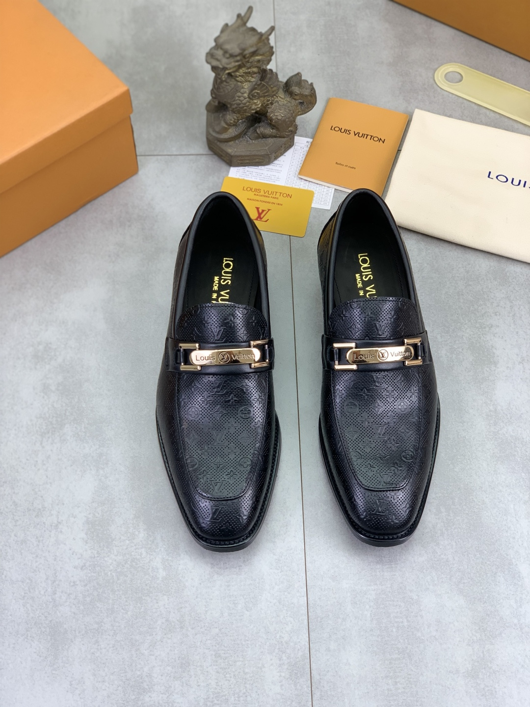 LV shoe