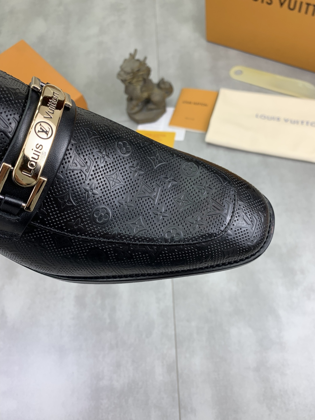 LV shoe