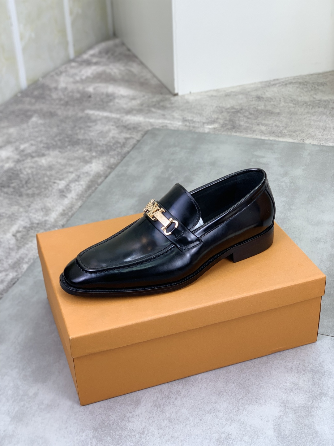 LV shoe