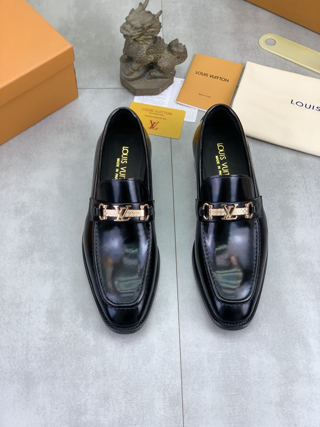LV shoe