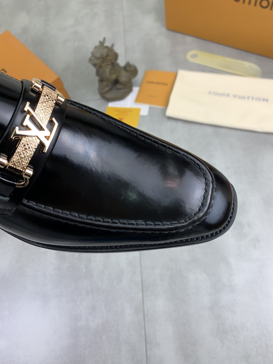 LV shoe