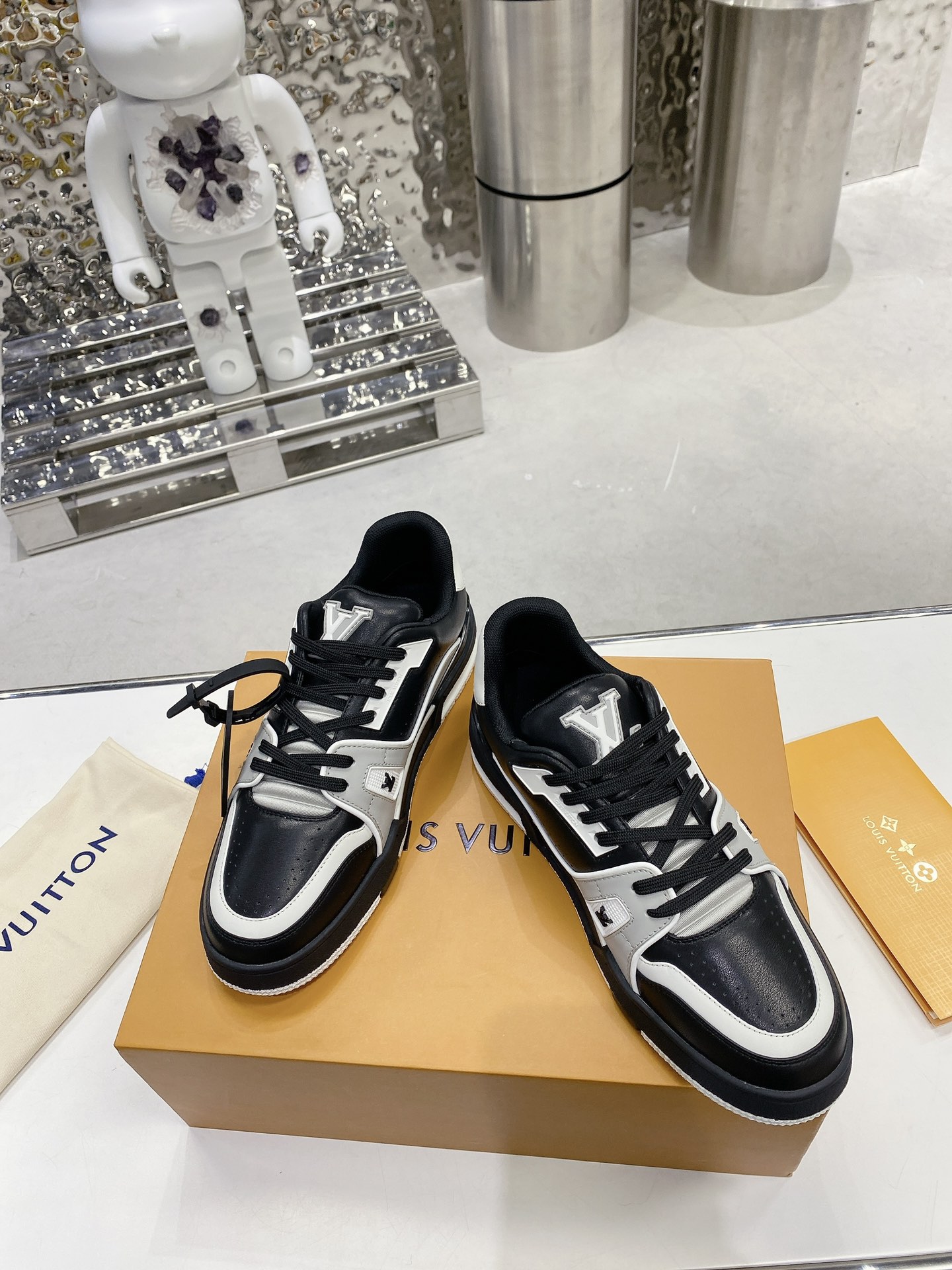 LV shoe