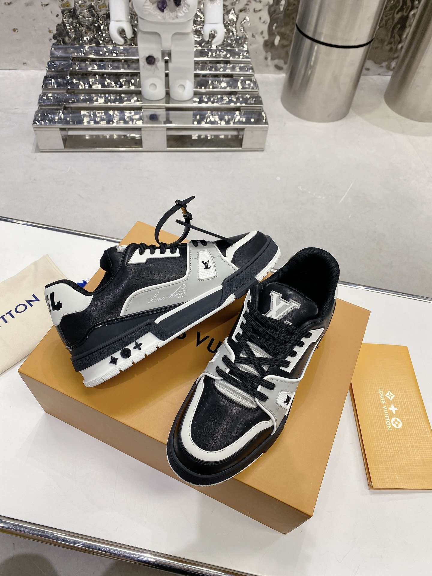 LV shoe