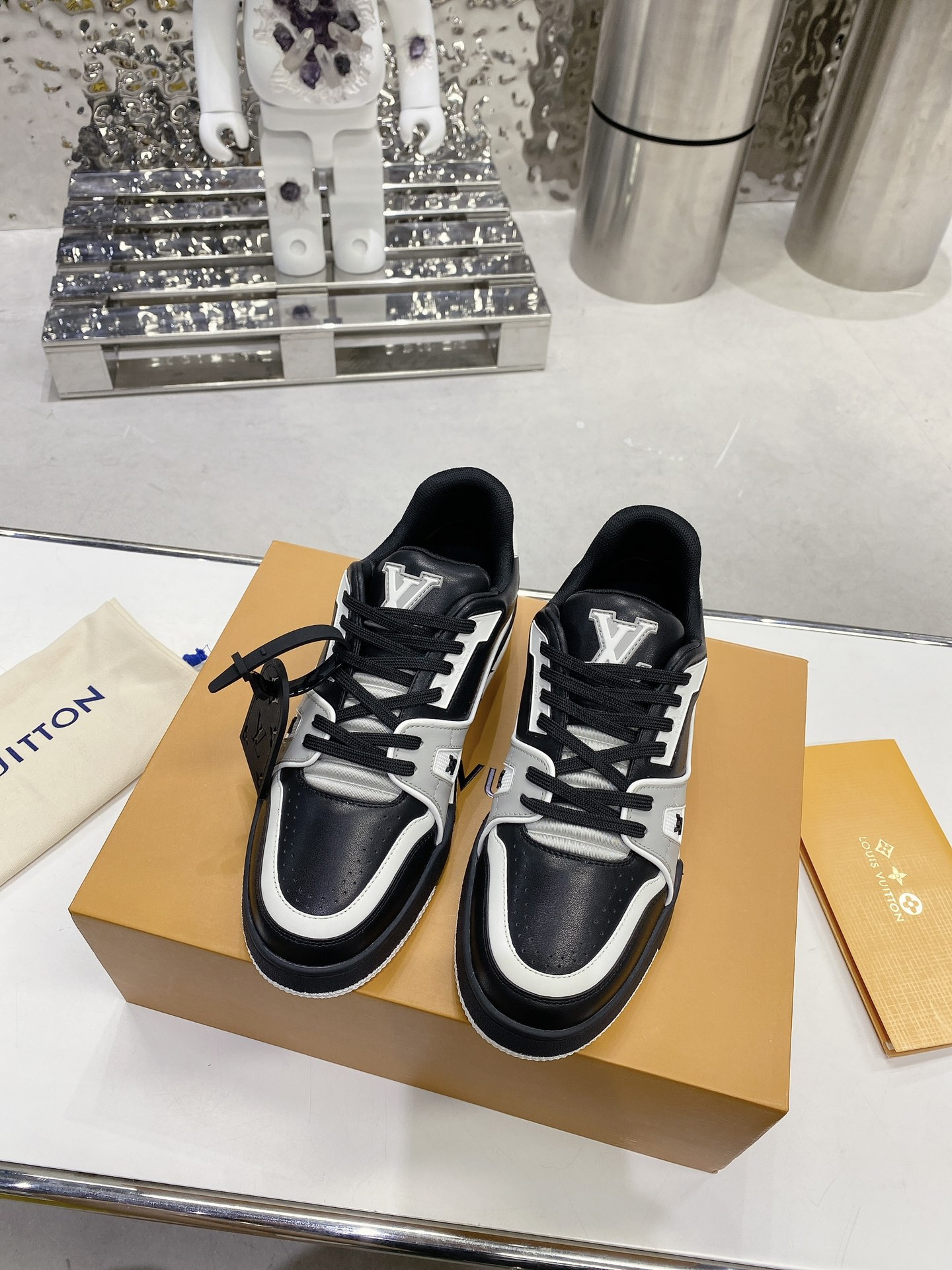LV shoe