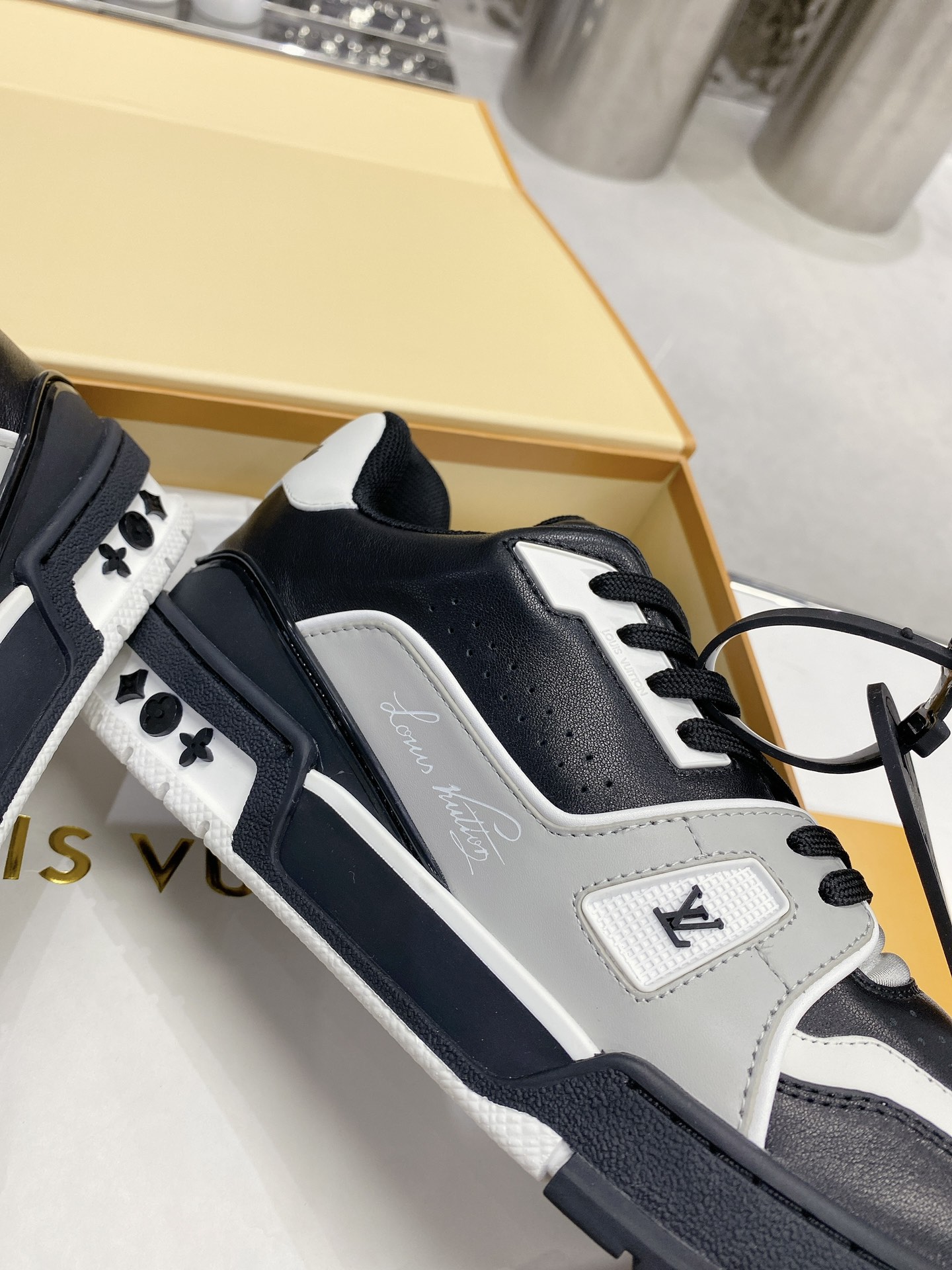 LV shoe