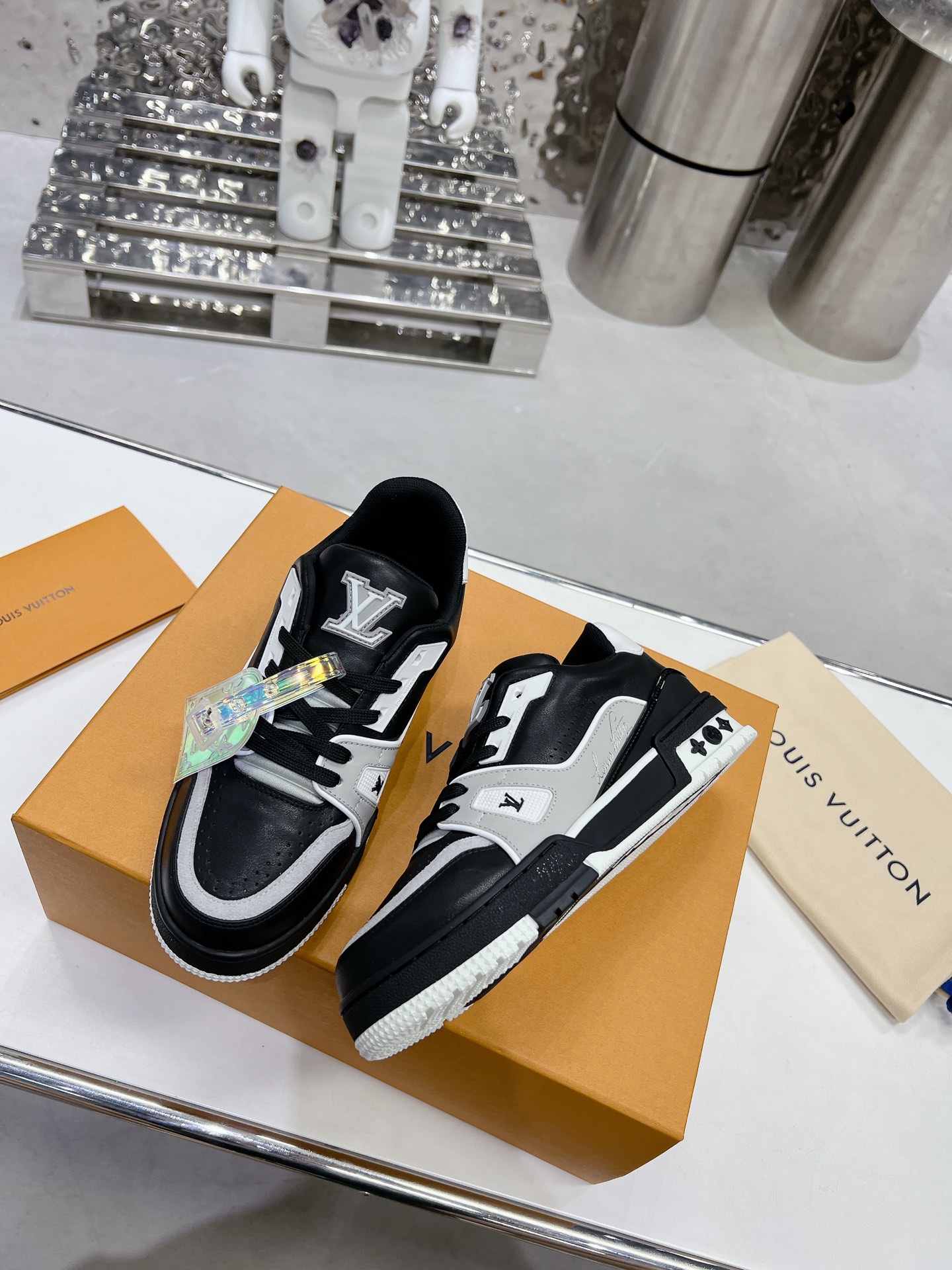 LV shoe