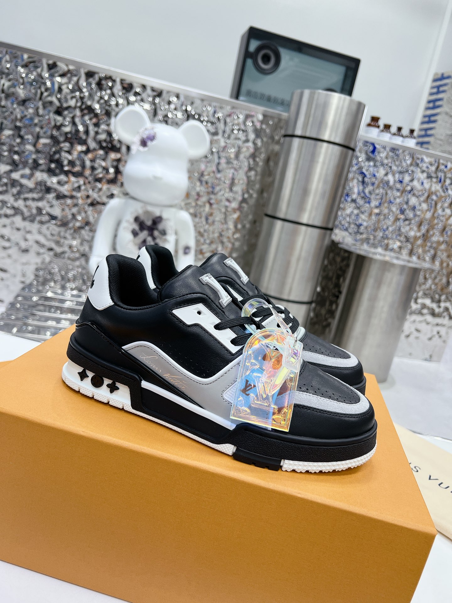 LV shoe