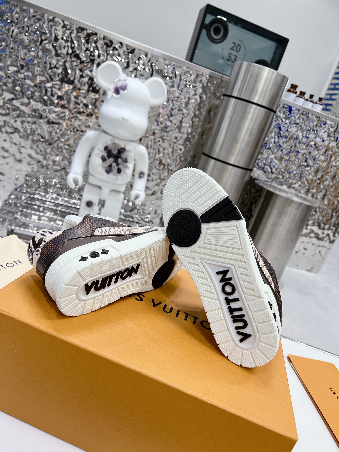 LV shoe