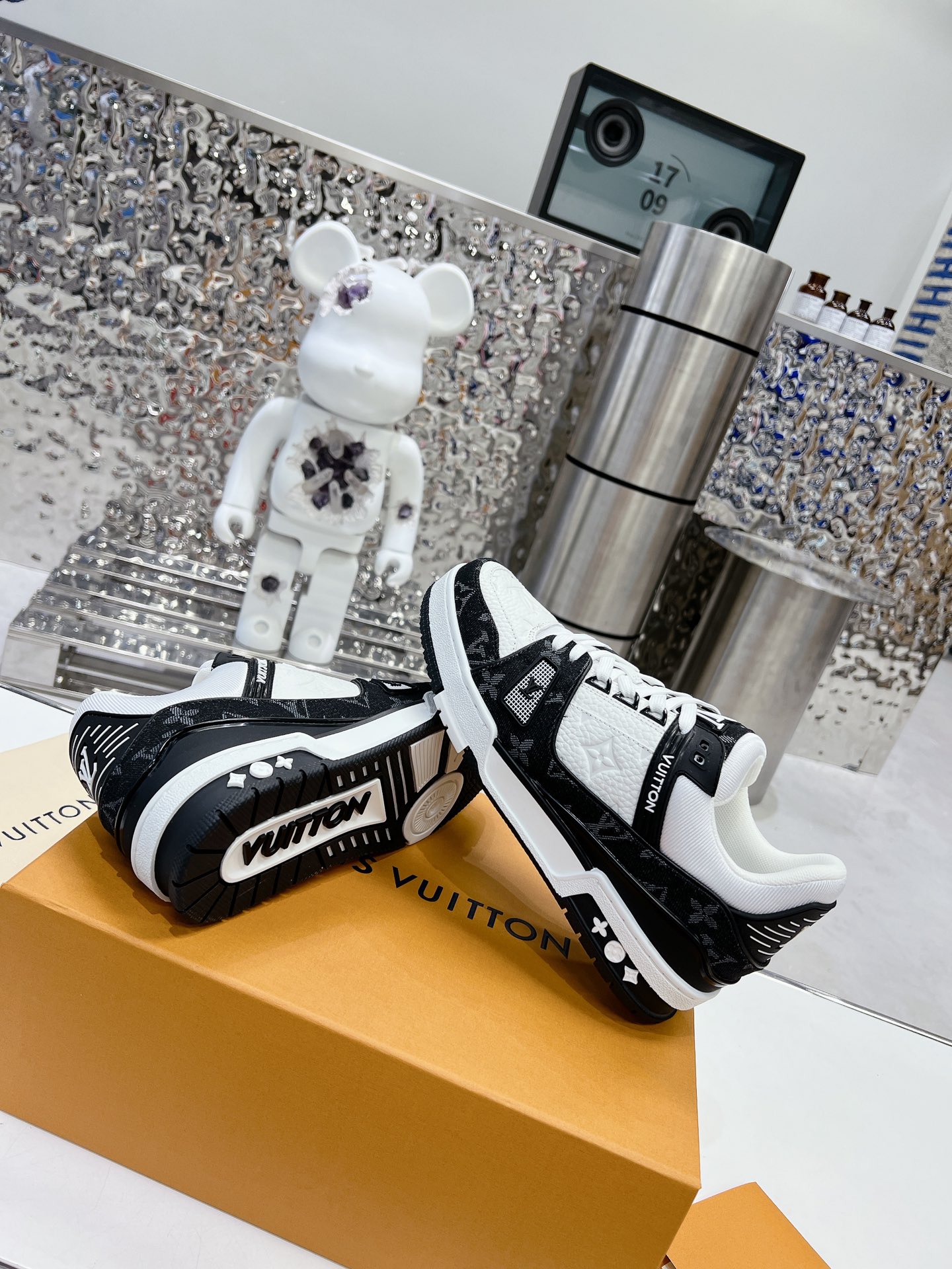 LV shoe