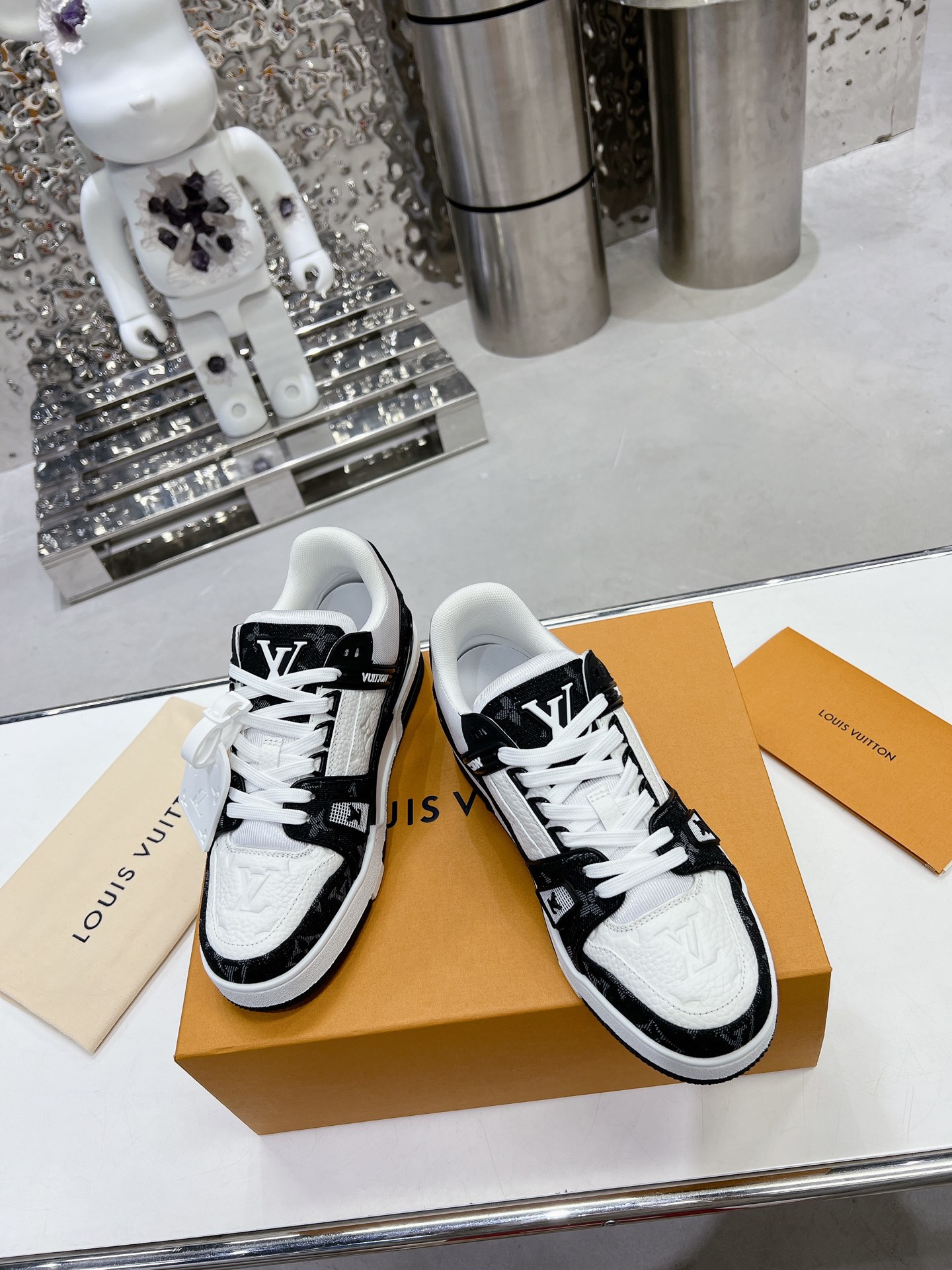 LV shoe