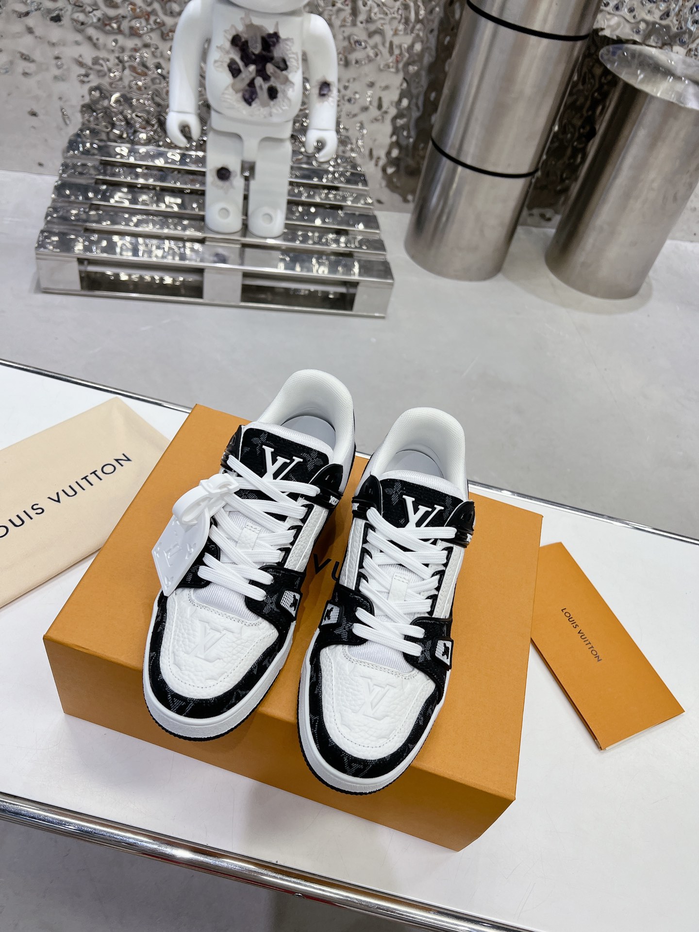 LV shoe