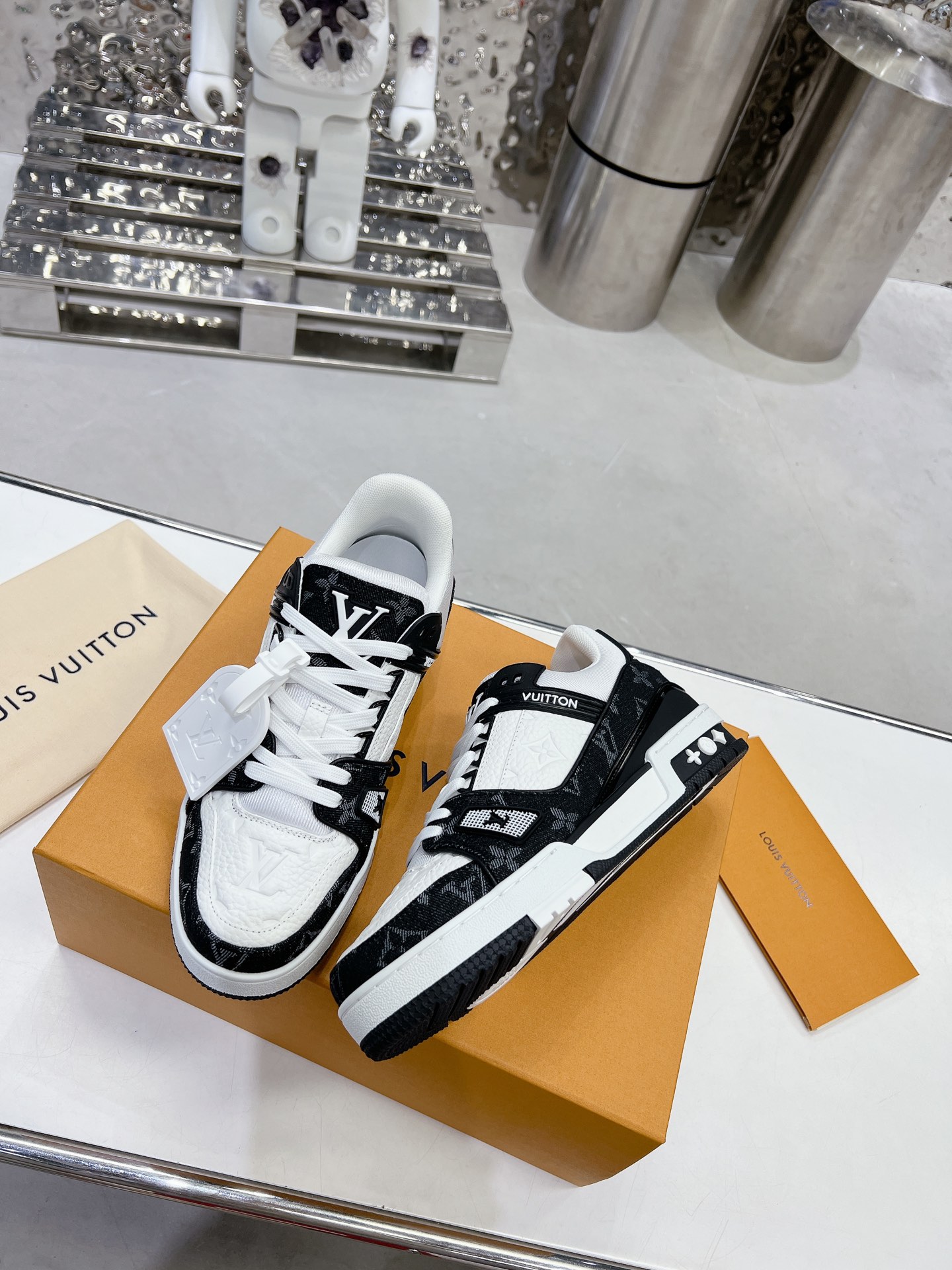 LV shoe