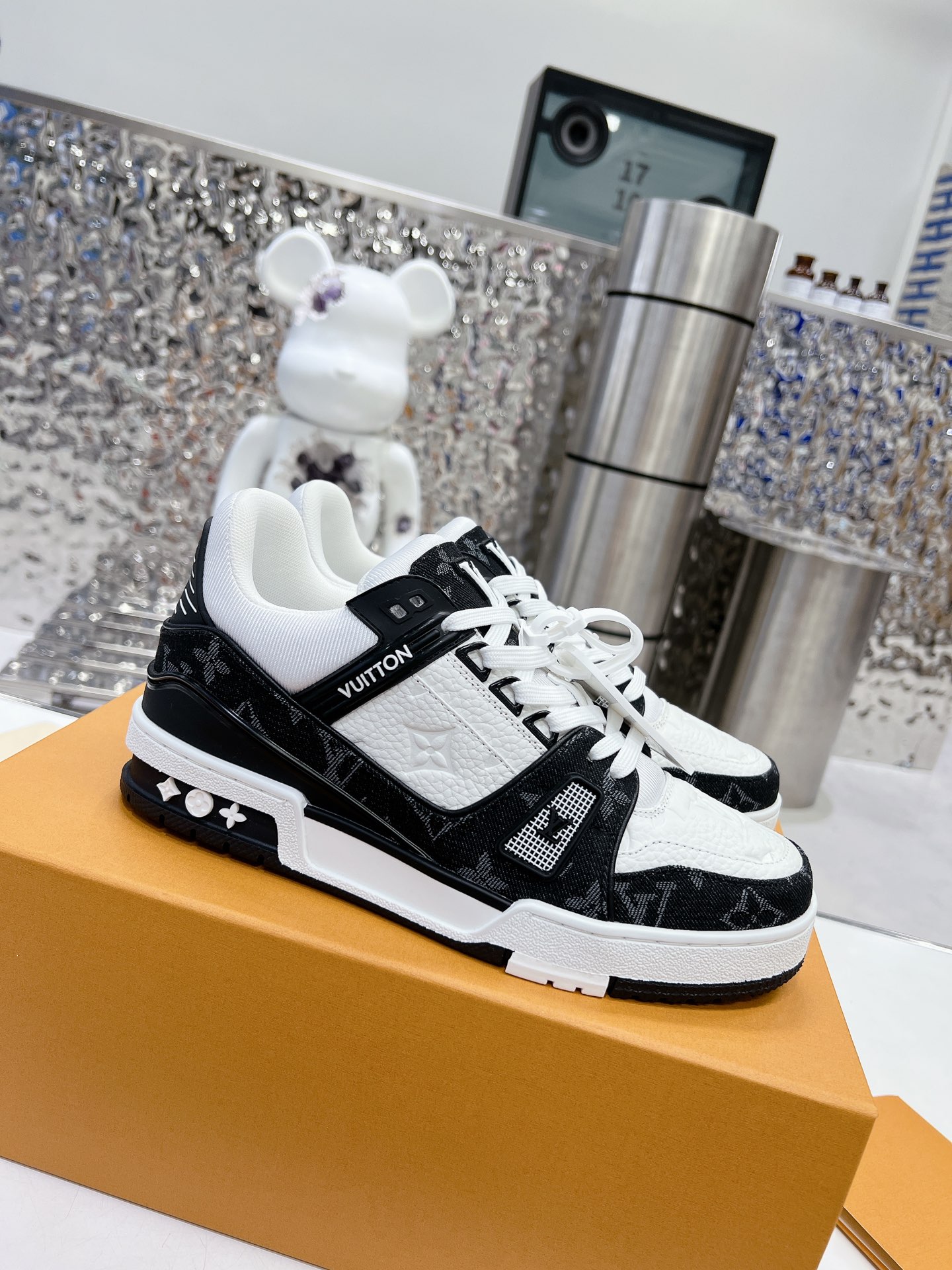 LV shoe
