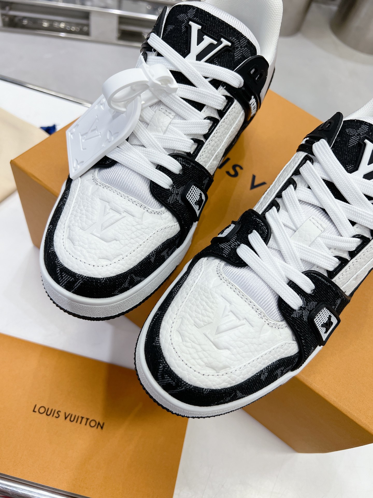 LV shoe