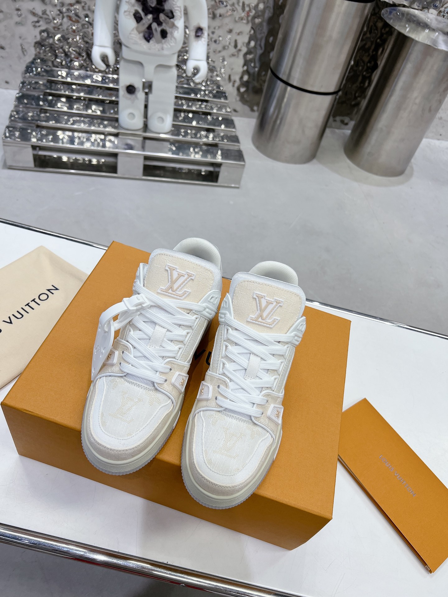LV shoe