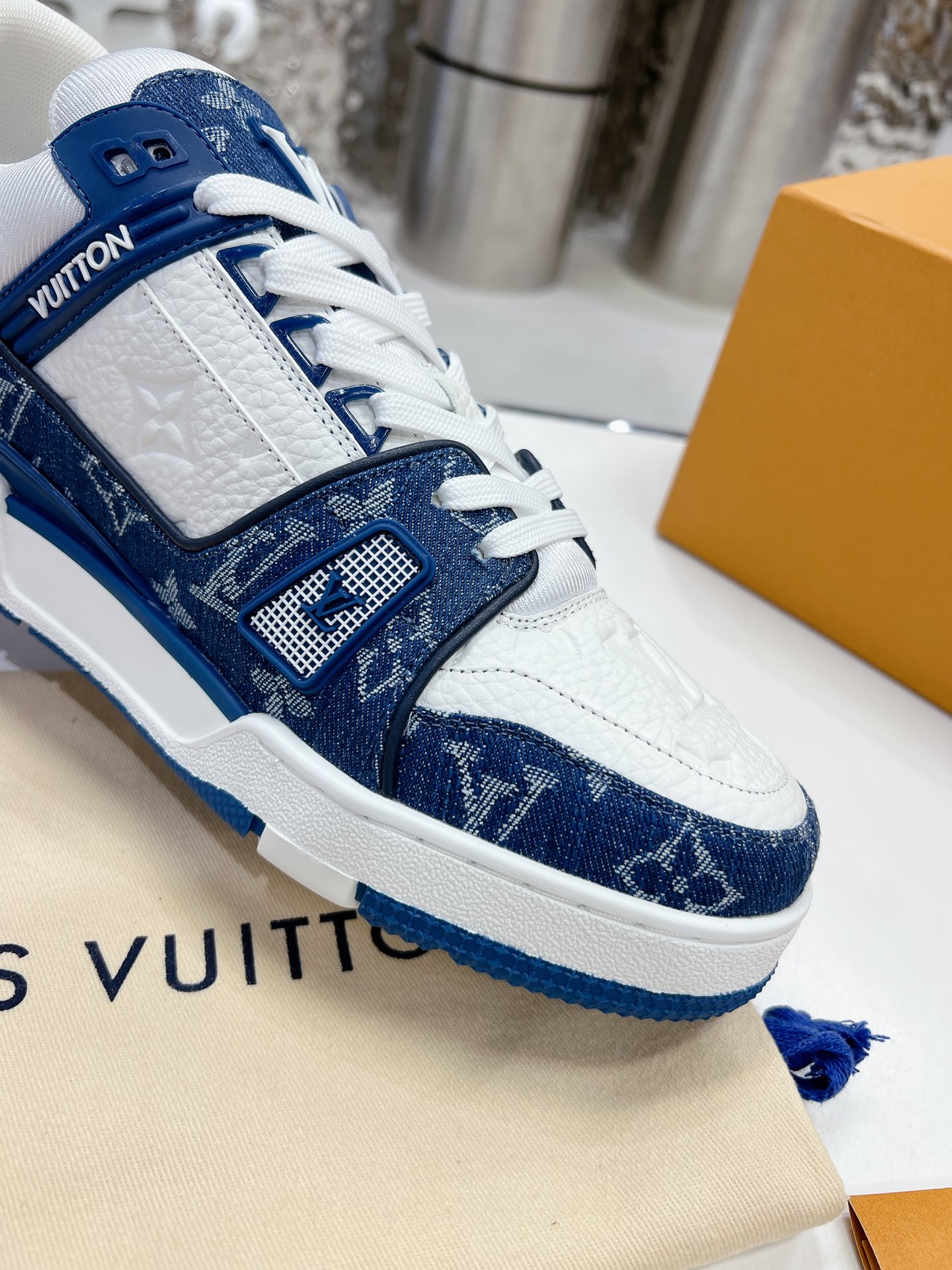 LV shoe