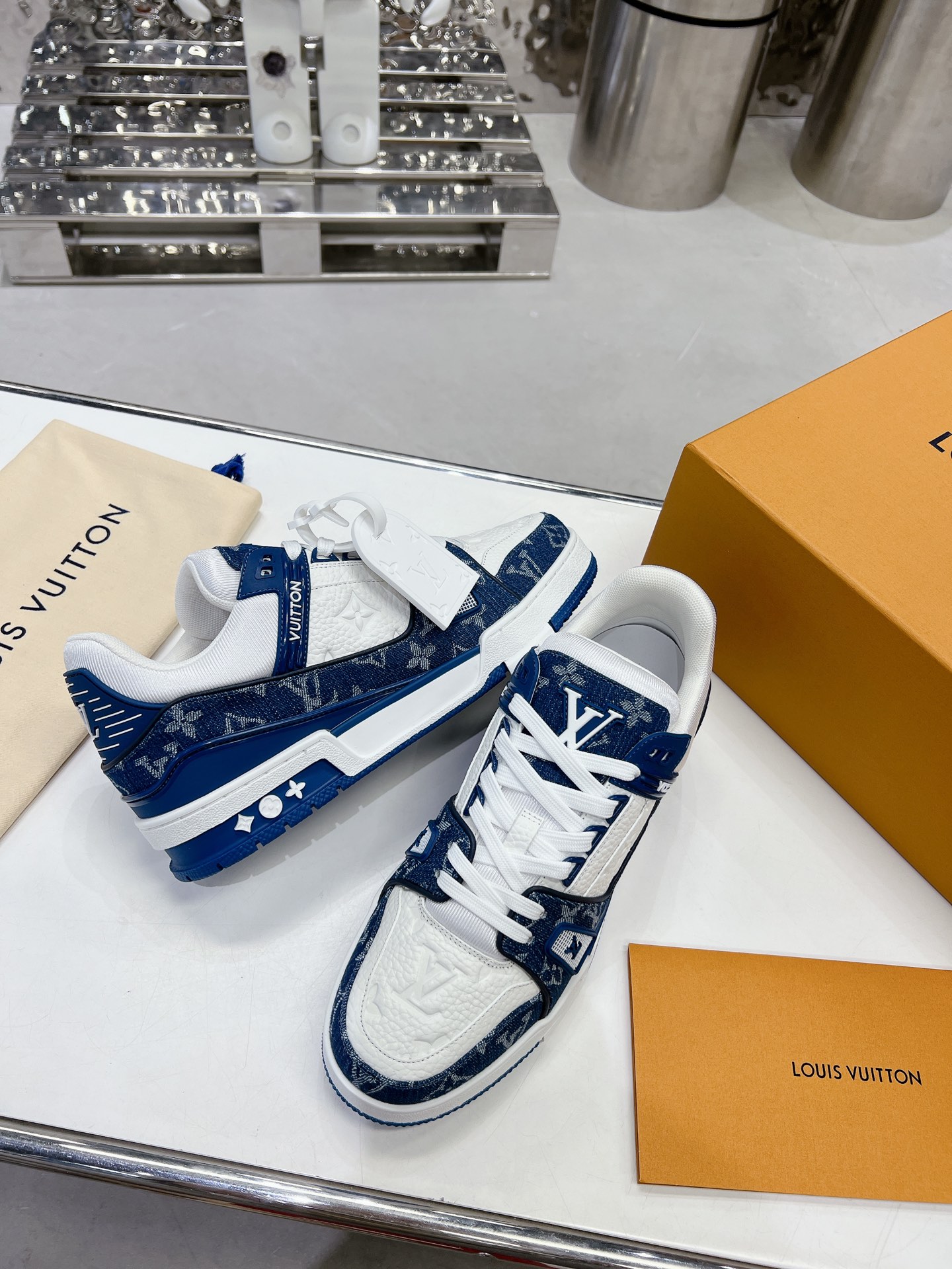 LV shoe