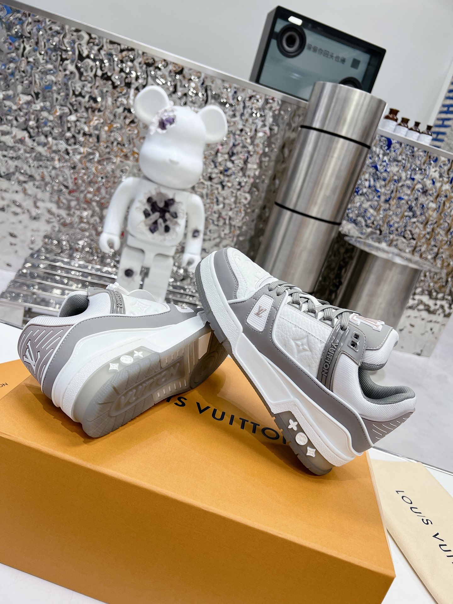 LV shoe