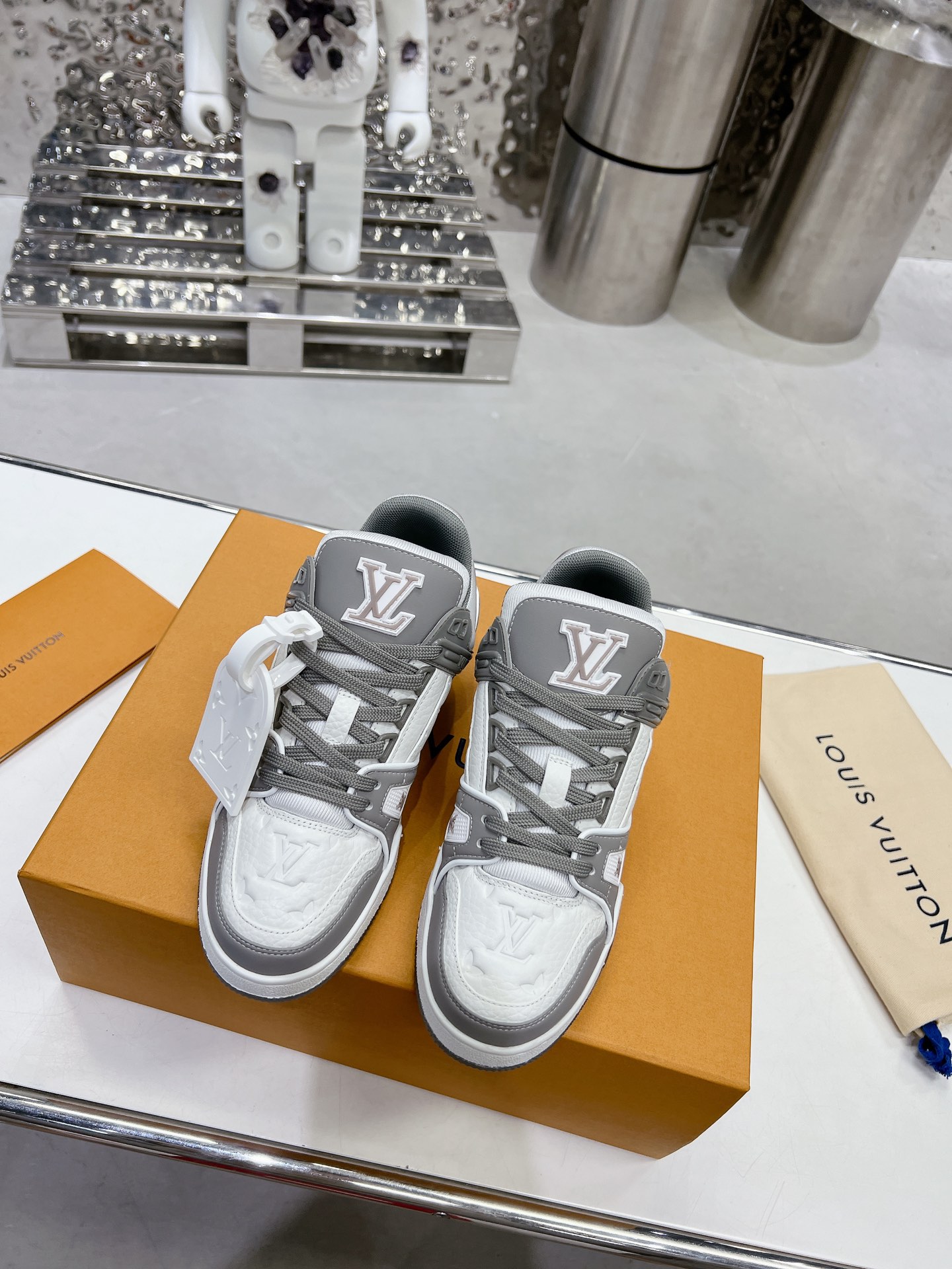 LV shoe