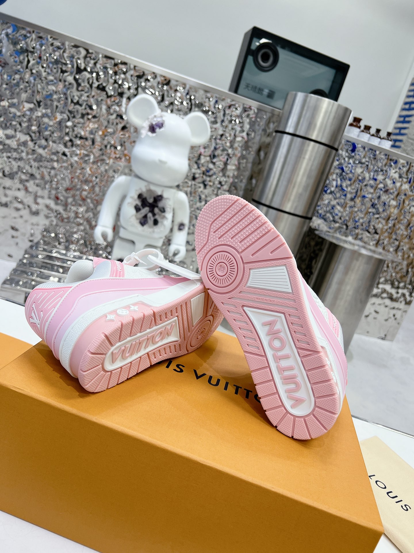 LV shoe