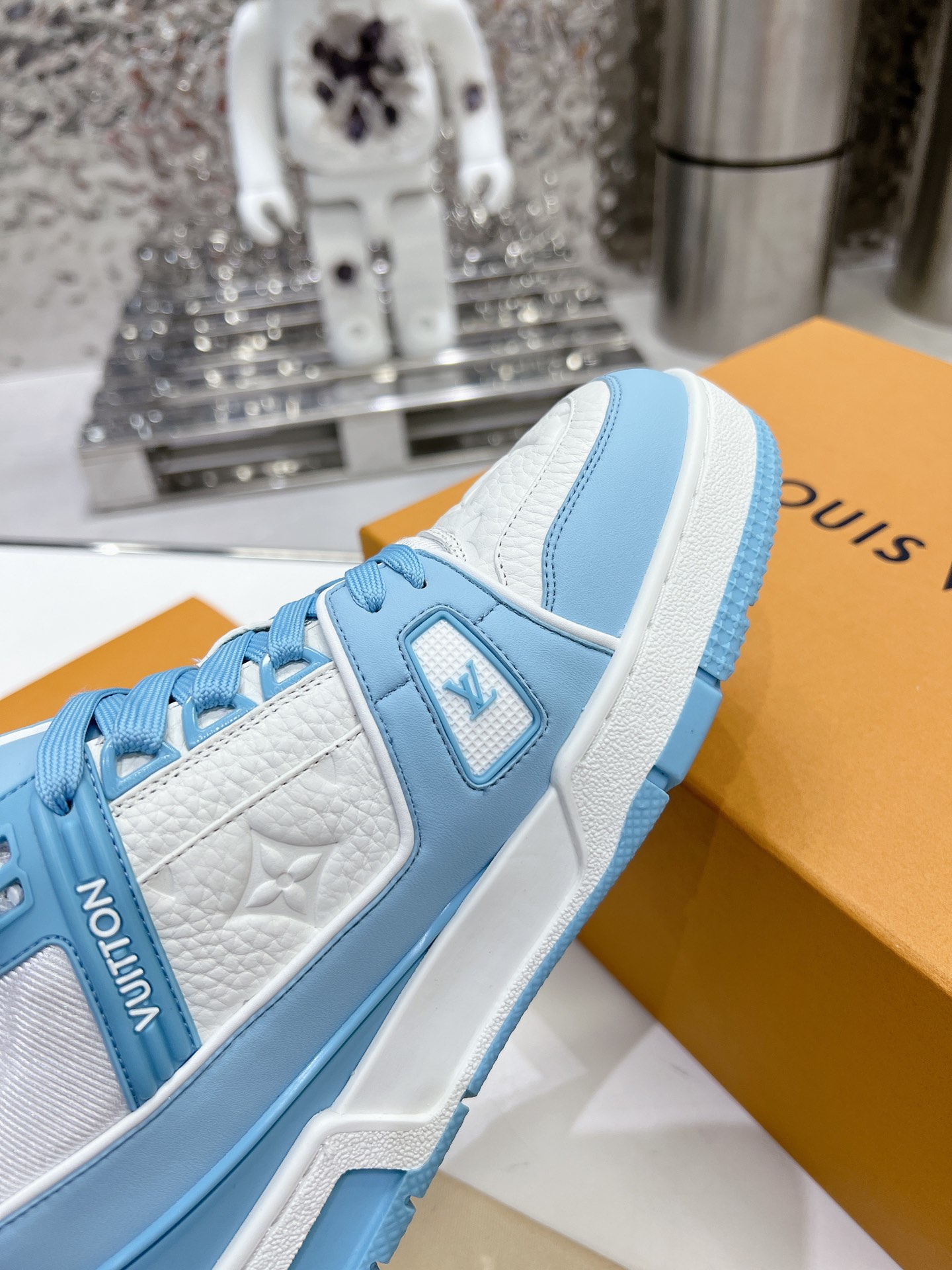 LV shoe