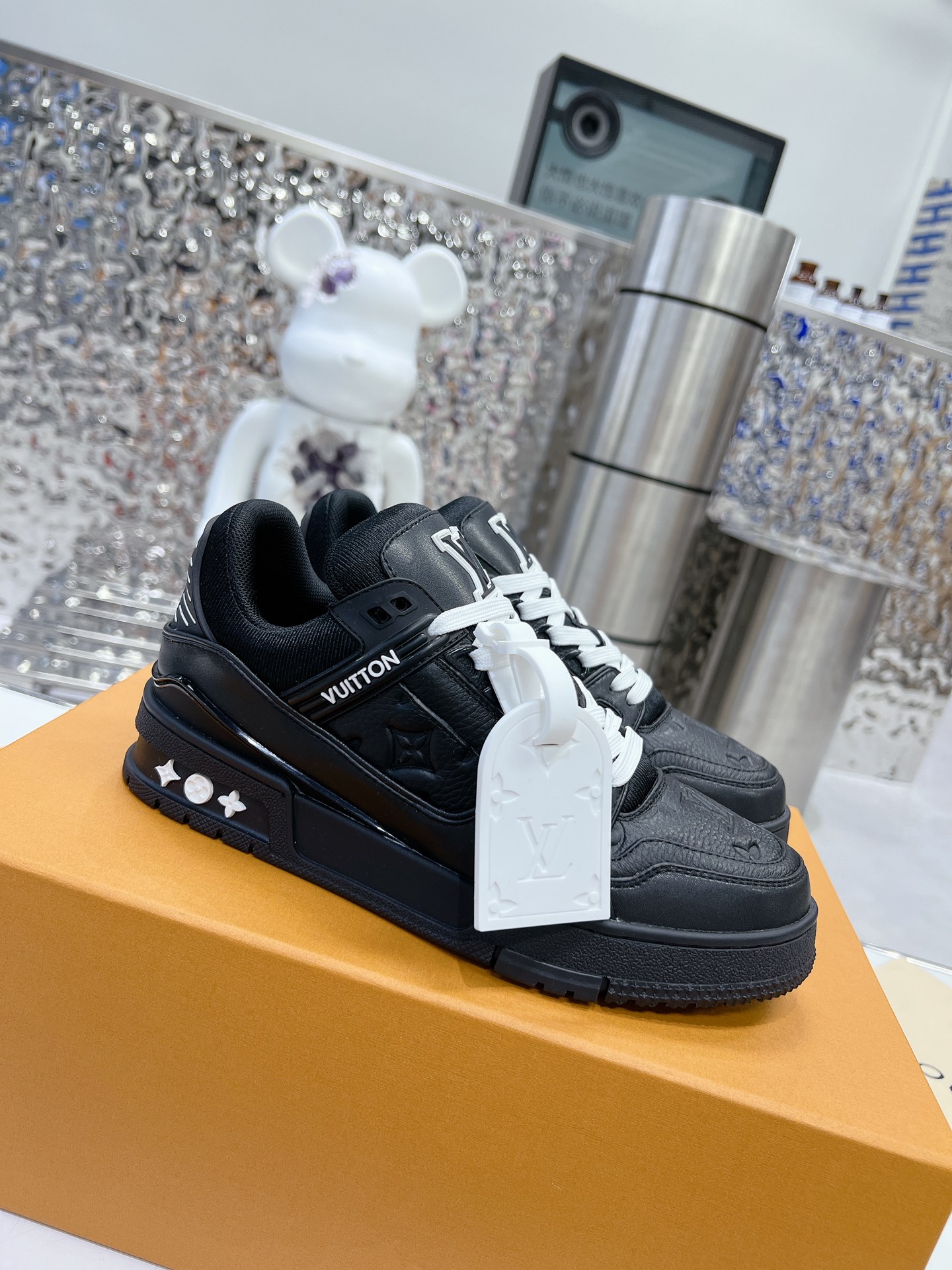 LV shoe