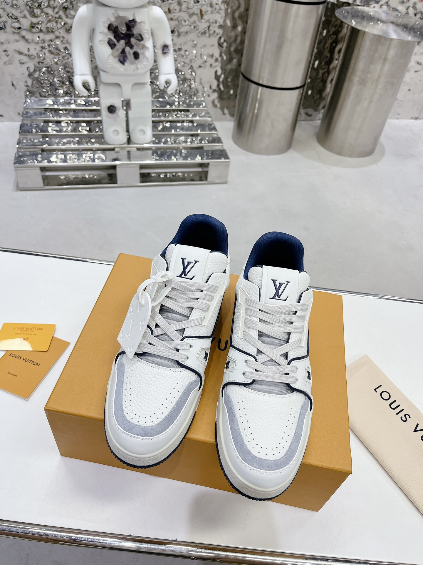 LV shoe