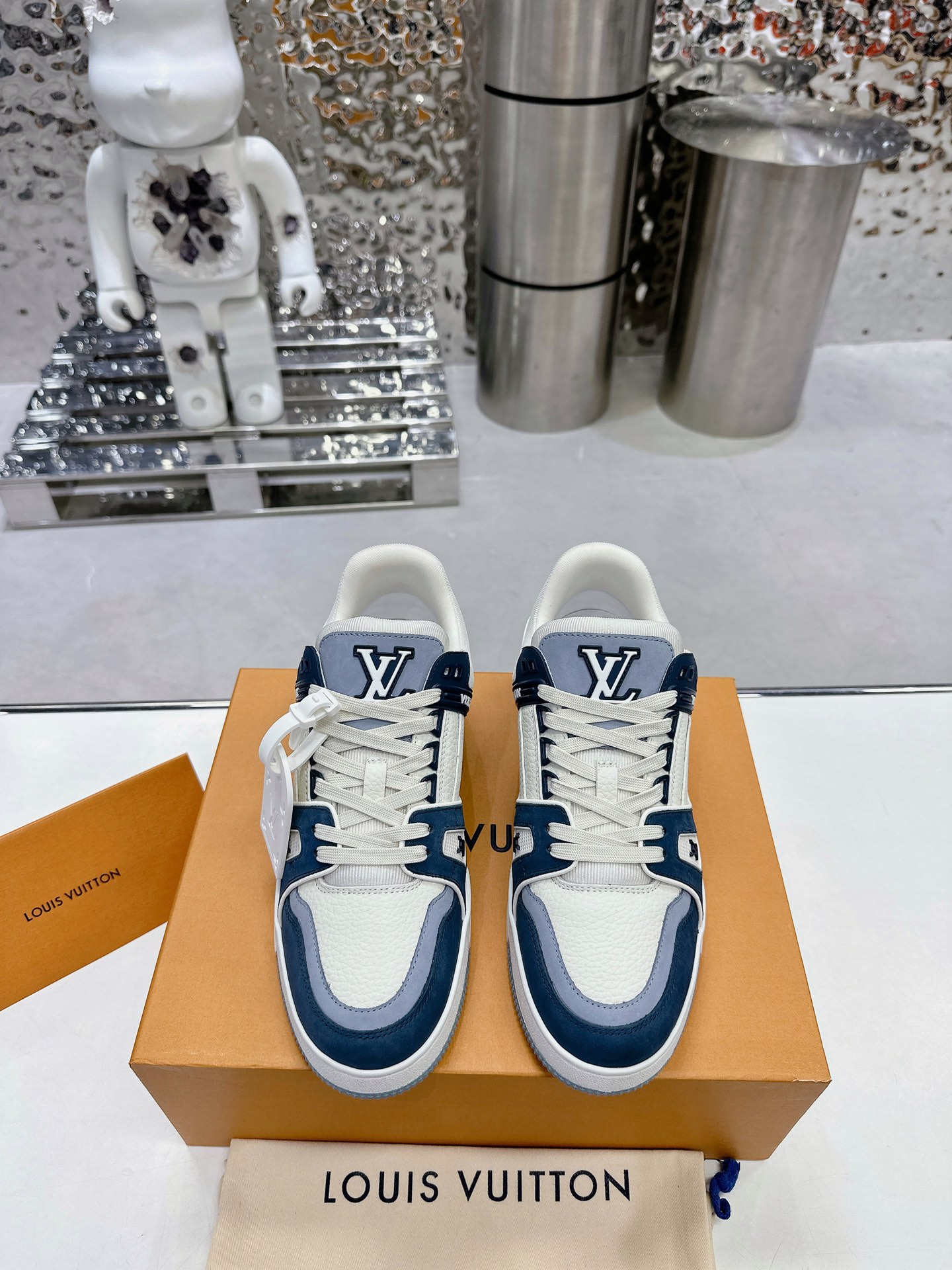 LV shoe
