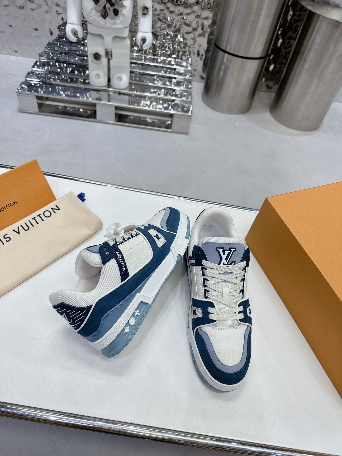 LV shoe