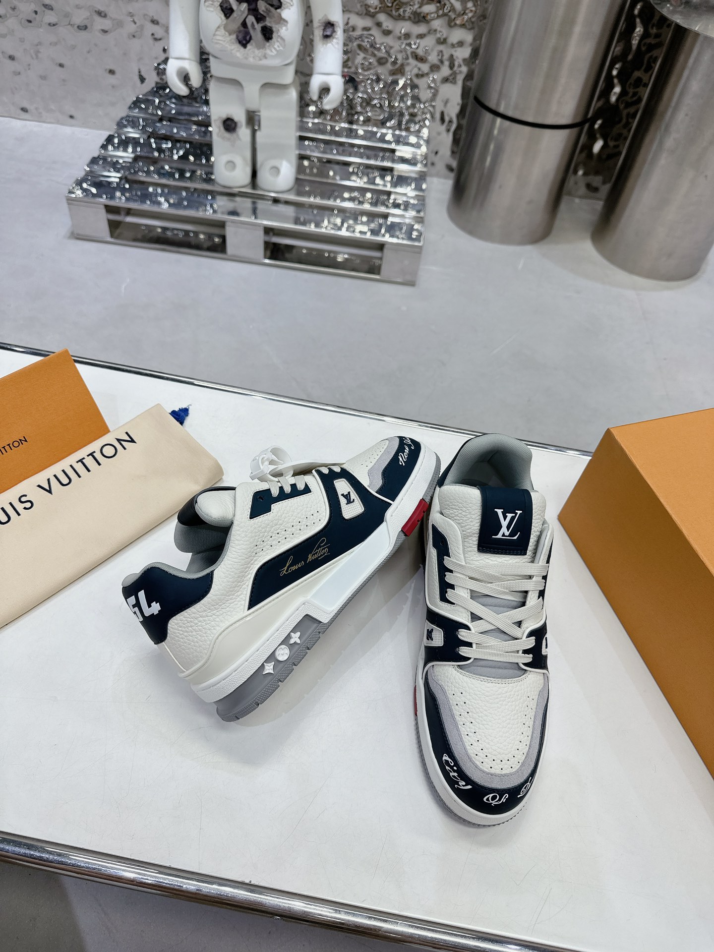 LV shoe