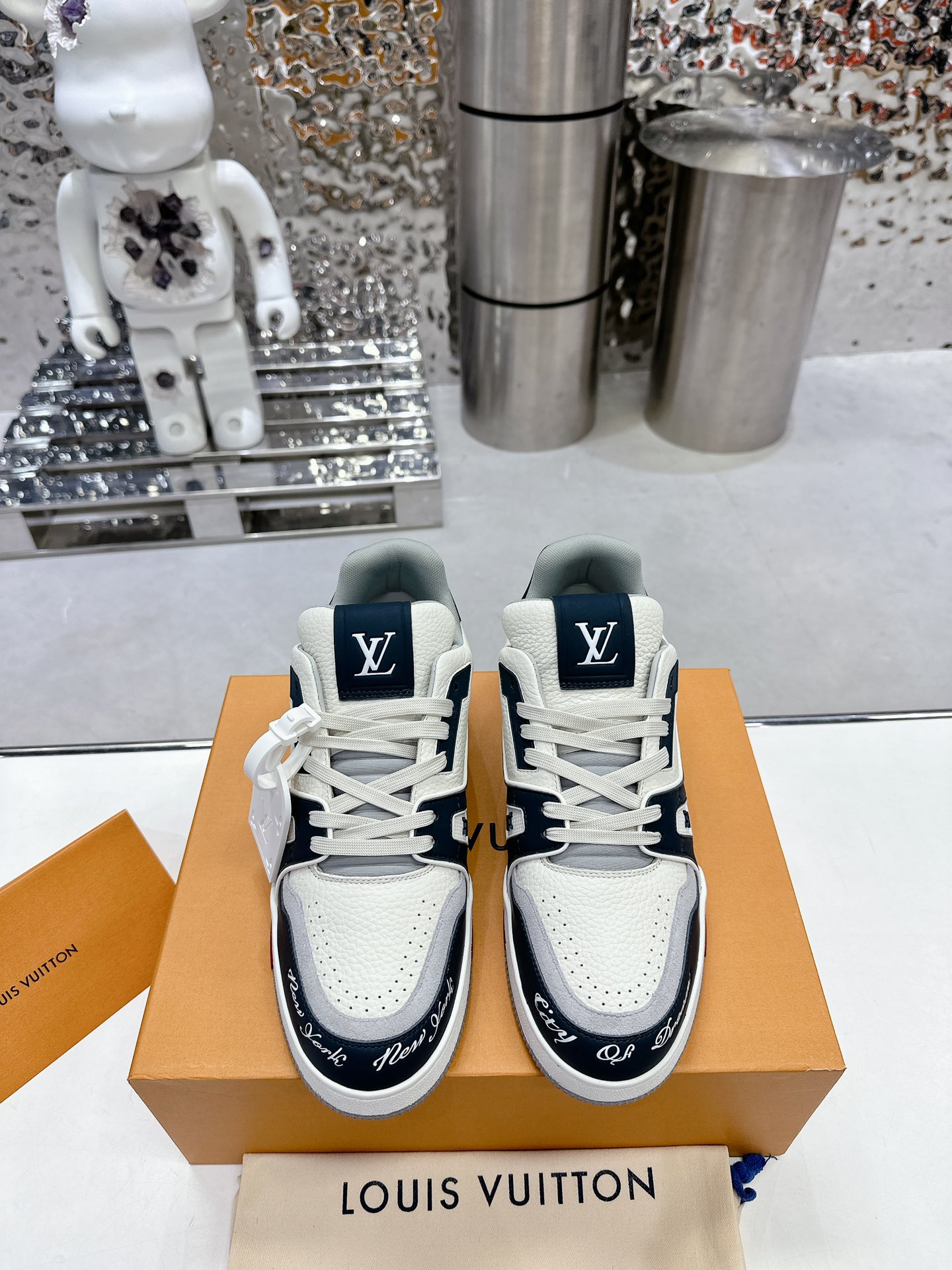 LV shoe