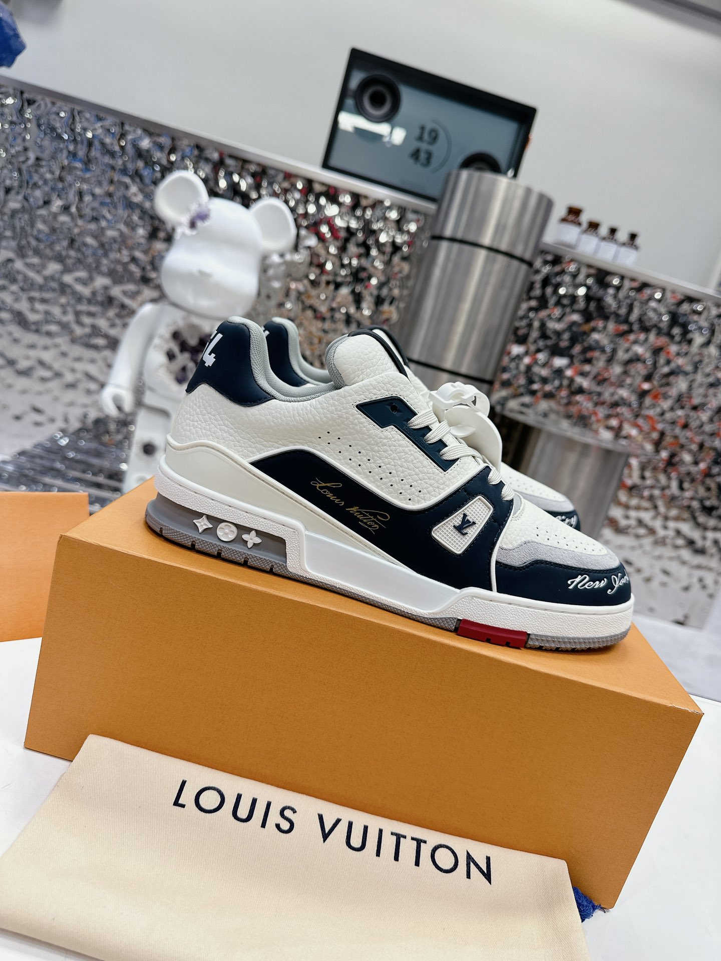 LV shoe