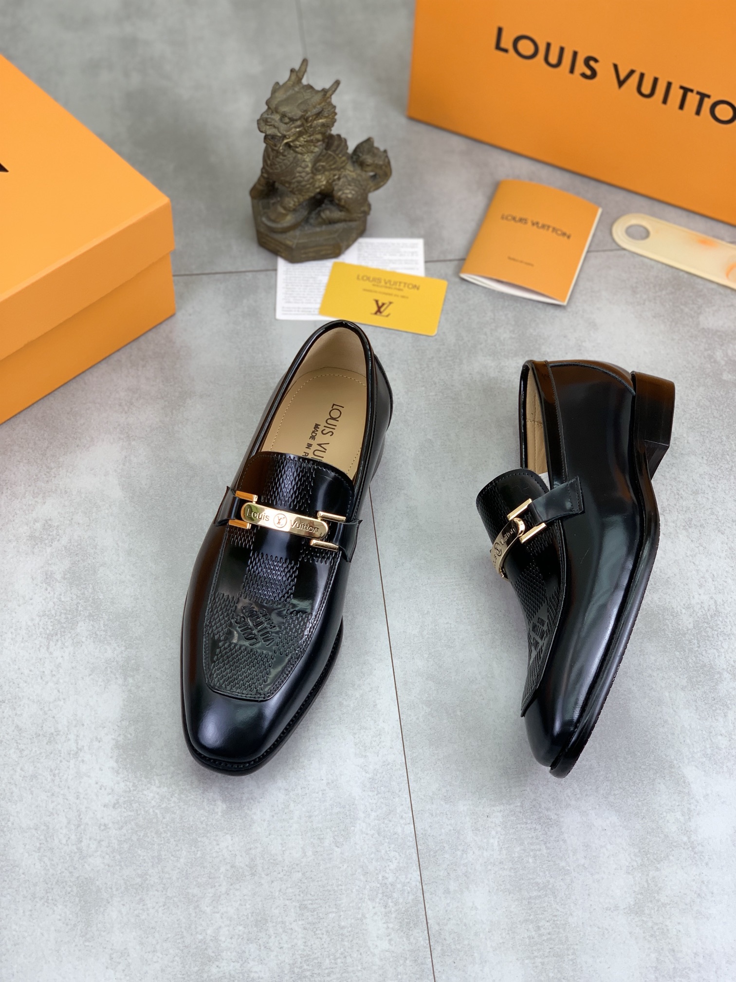 LV shoe