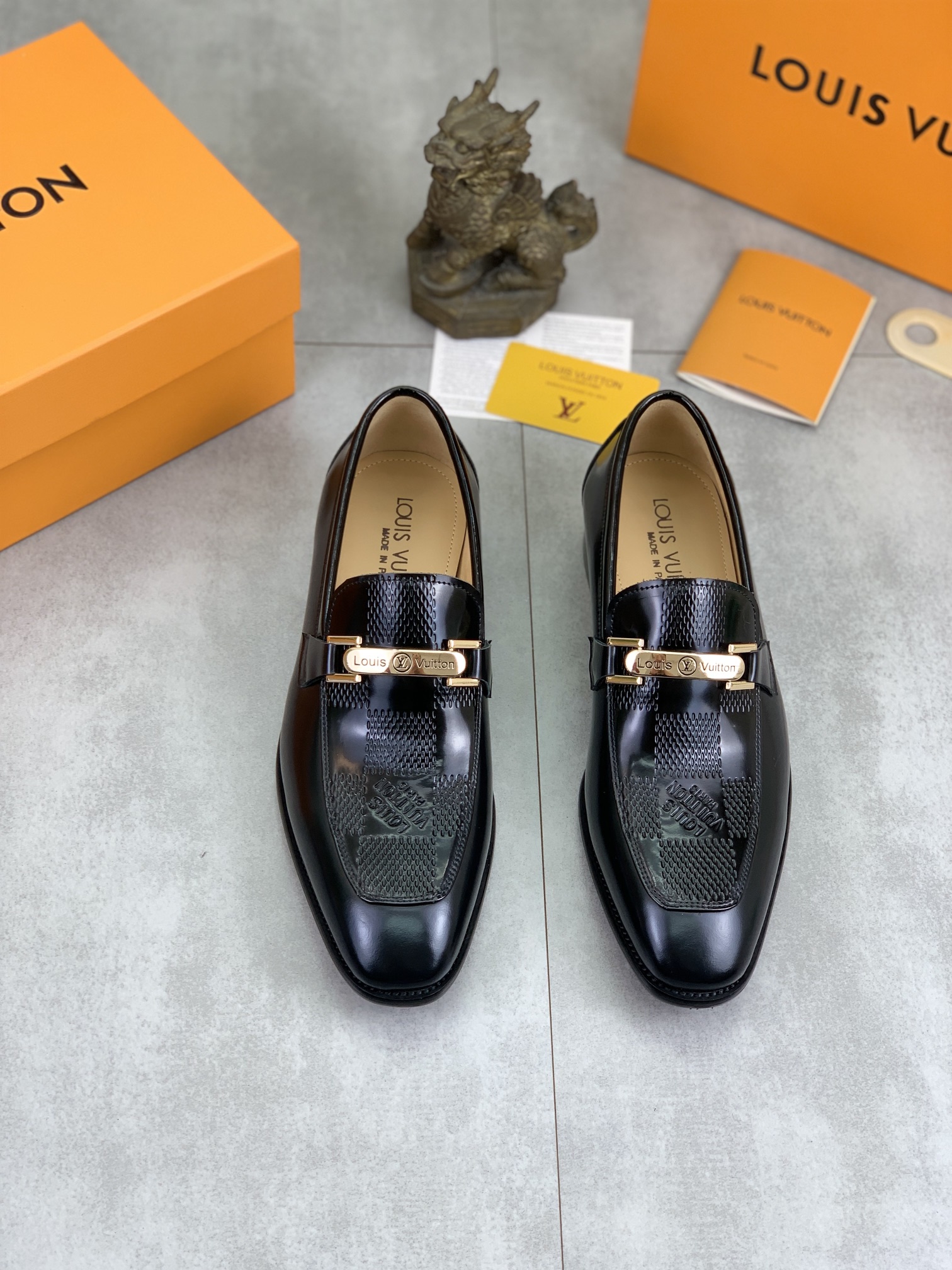 LV shoe