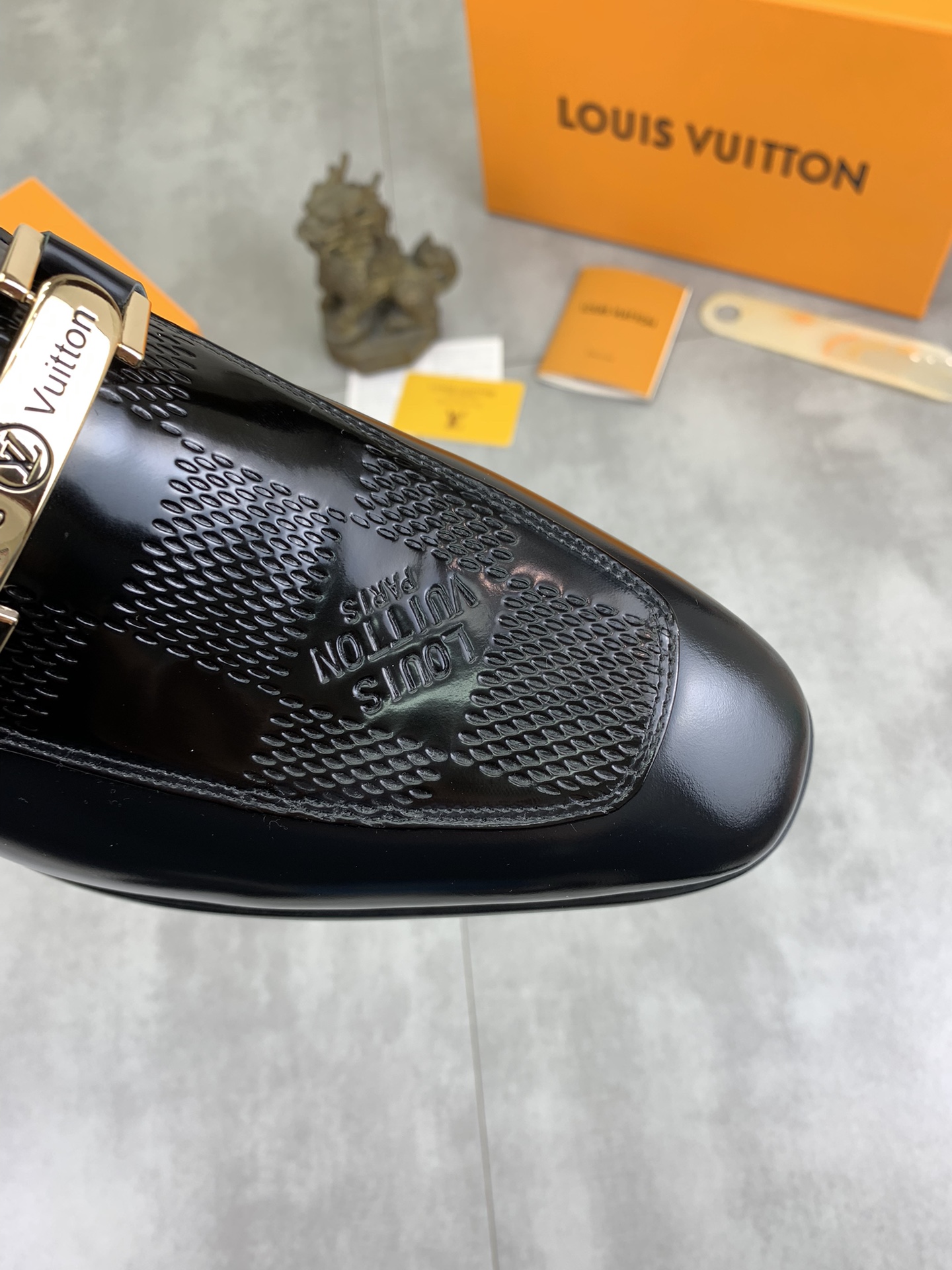 LV shoe
