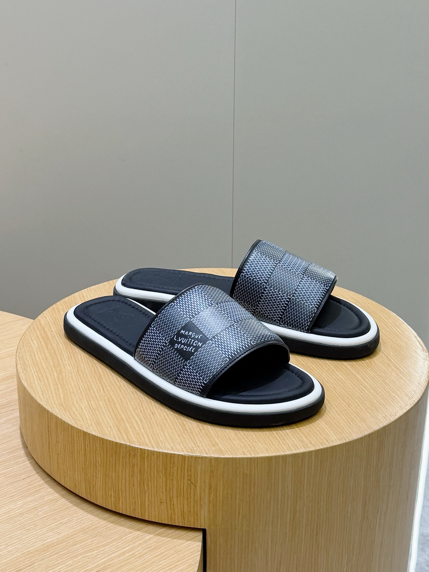 LV shoe