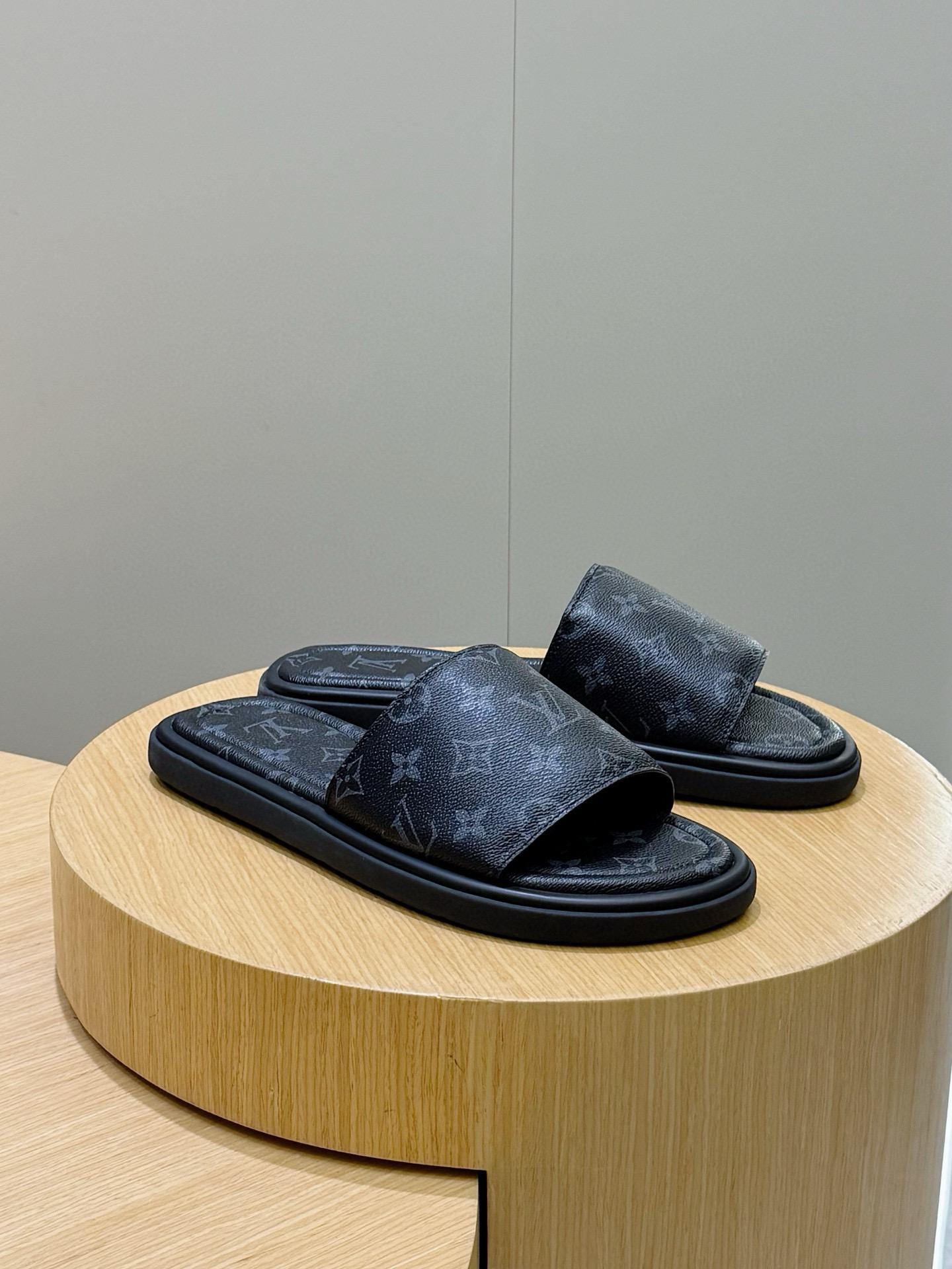 LV shoe